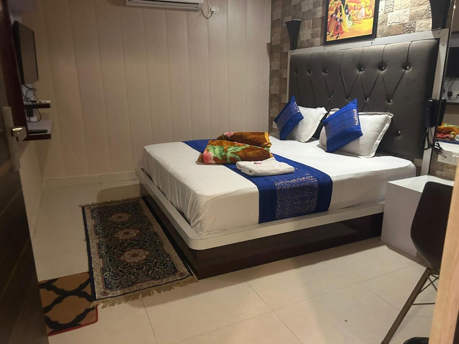 Deluxe Double Room (2 Adults + 1 Child)
