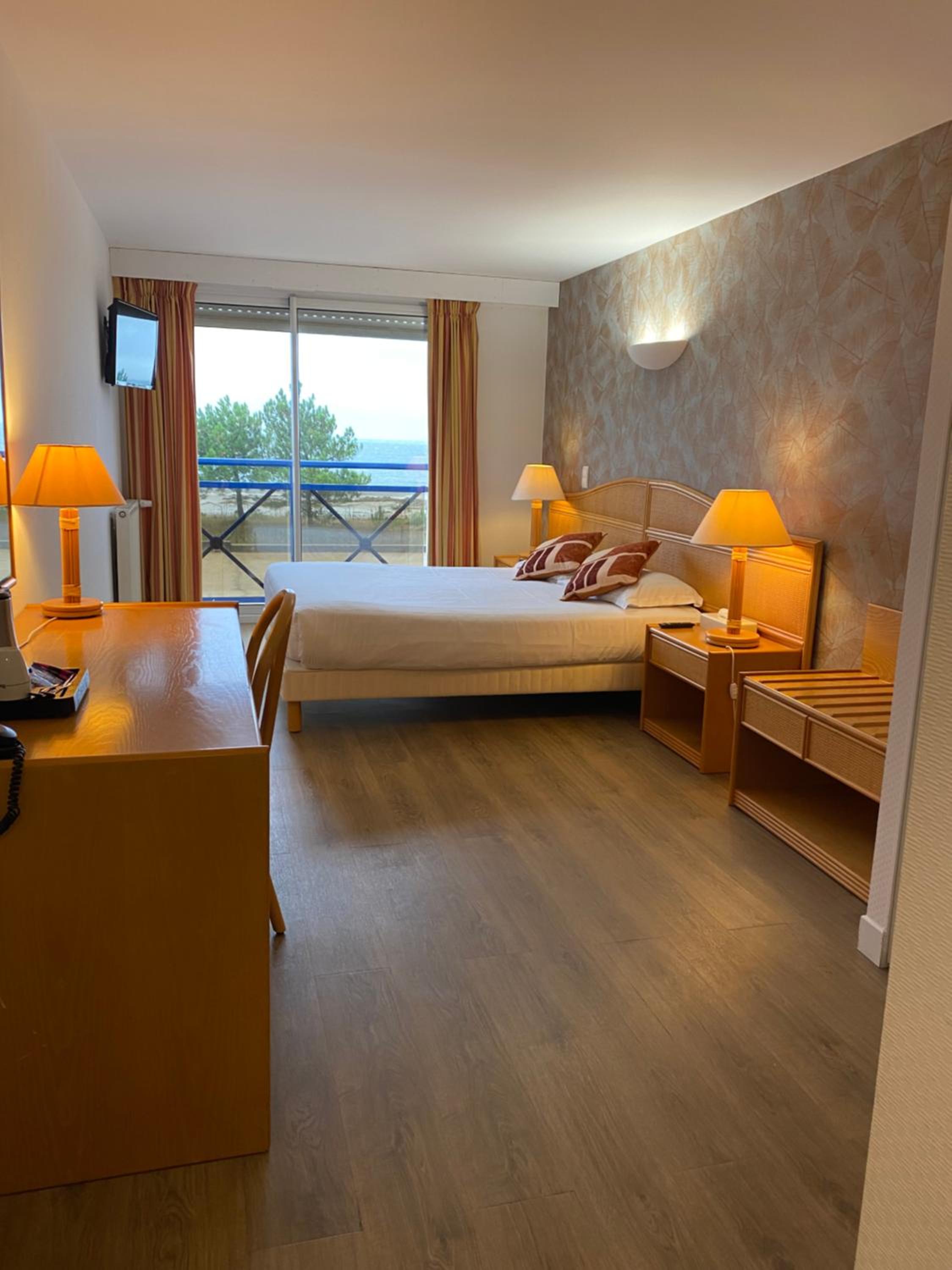 Double or Twin Room with Sea View - Photo 3
