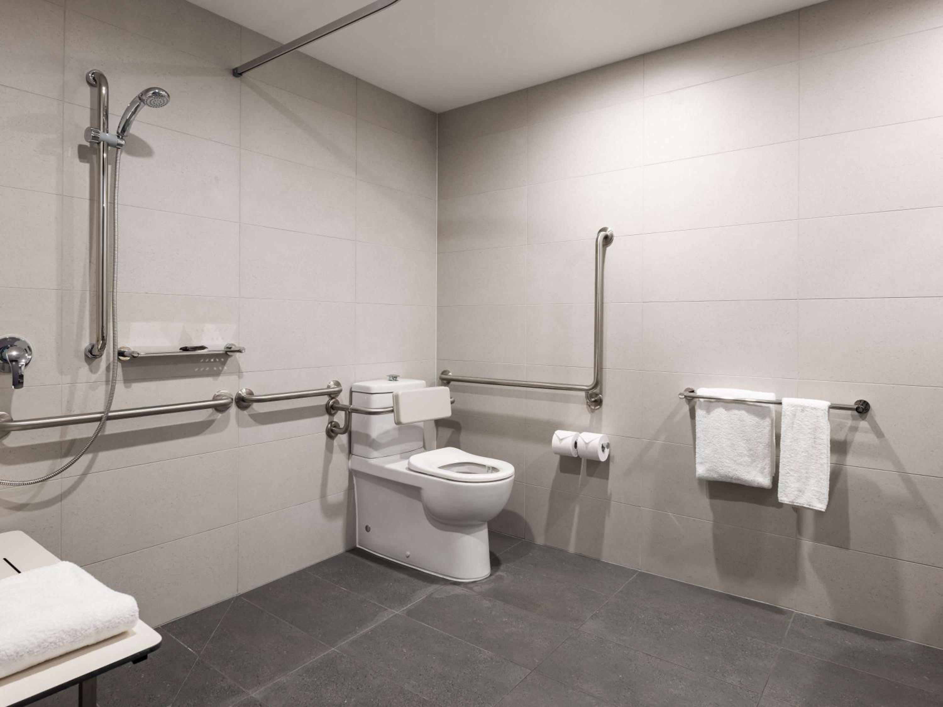 Accessible Deluxe King Room - Photo 3