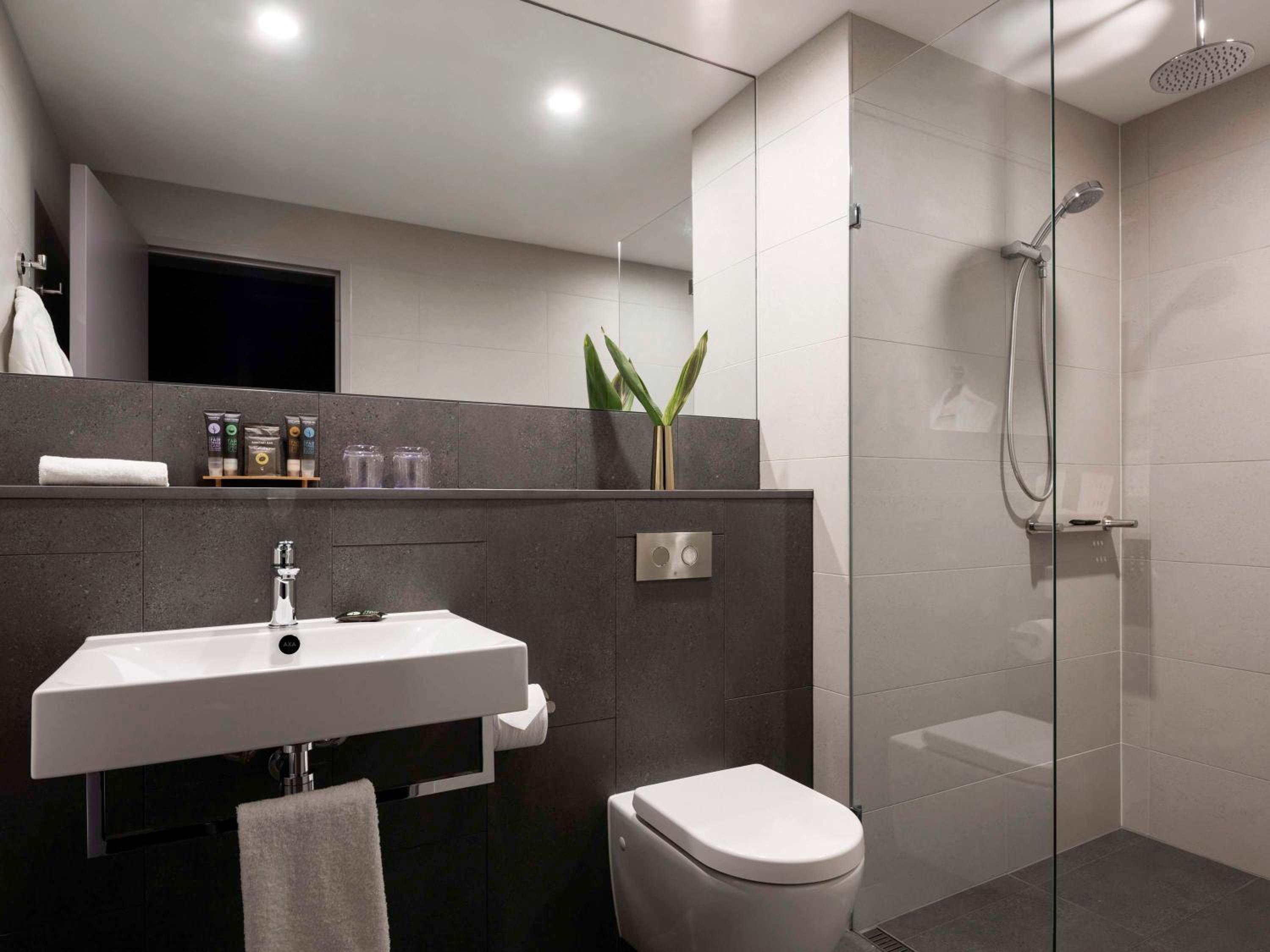 Deluxe Double Room with Two Double Beds - Photo 8