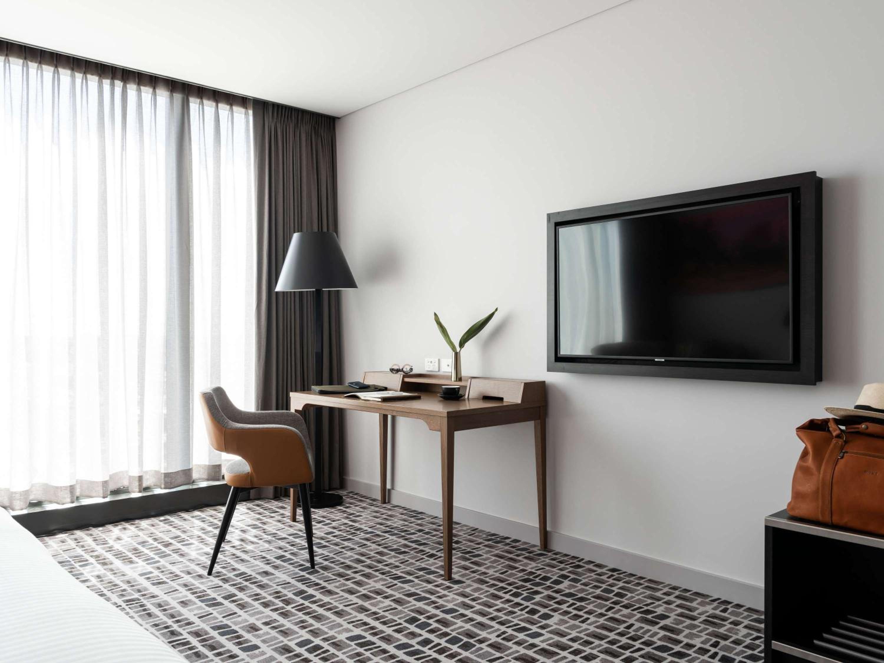Accessible Deluxe King Room - Photo 2
