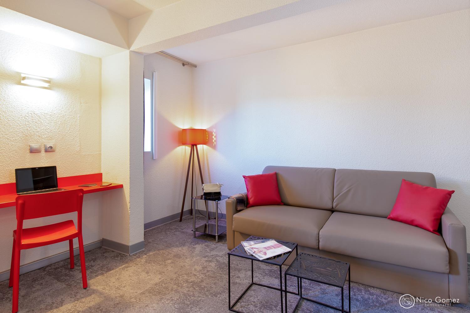 Standard Suite with Queen Bed and Sofa Bed - Photo 3