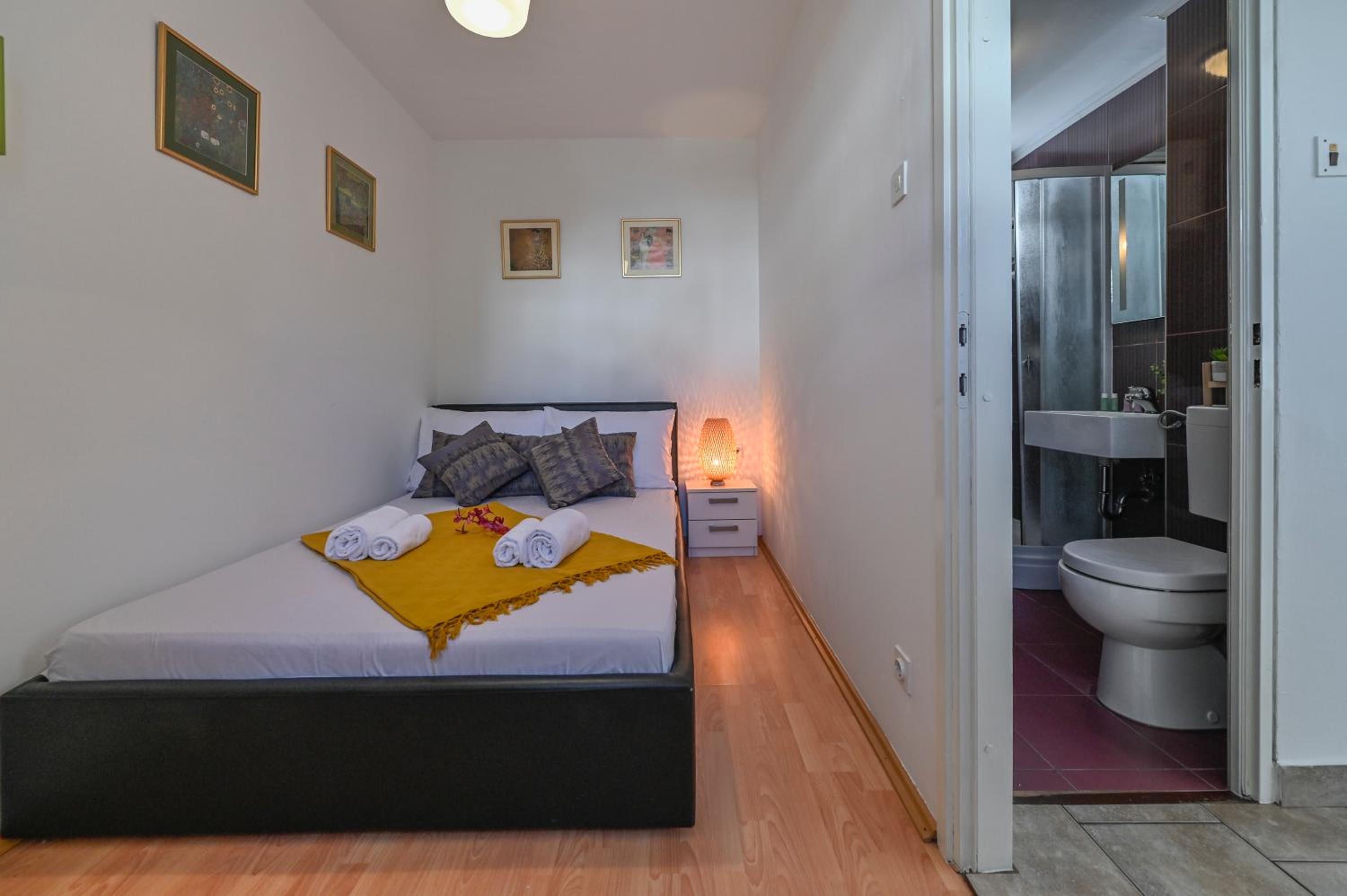 One-Bedroom Apartment - Photo 3