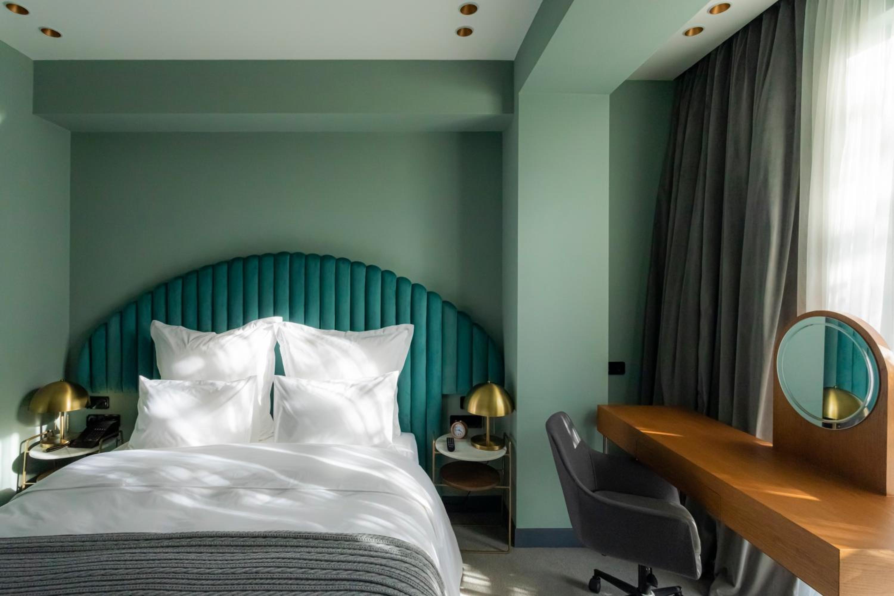 Suite - Photo 1