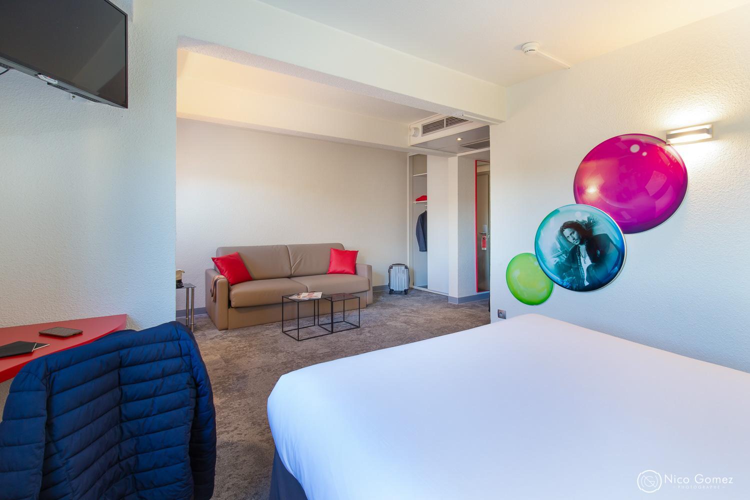 Standard Suite with Queen Bed and Sofa Bed - Photo 4