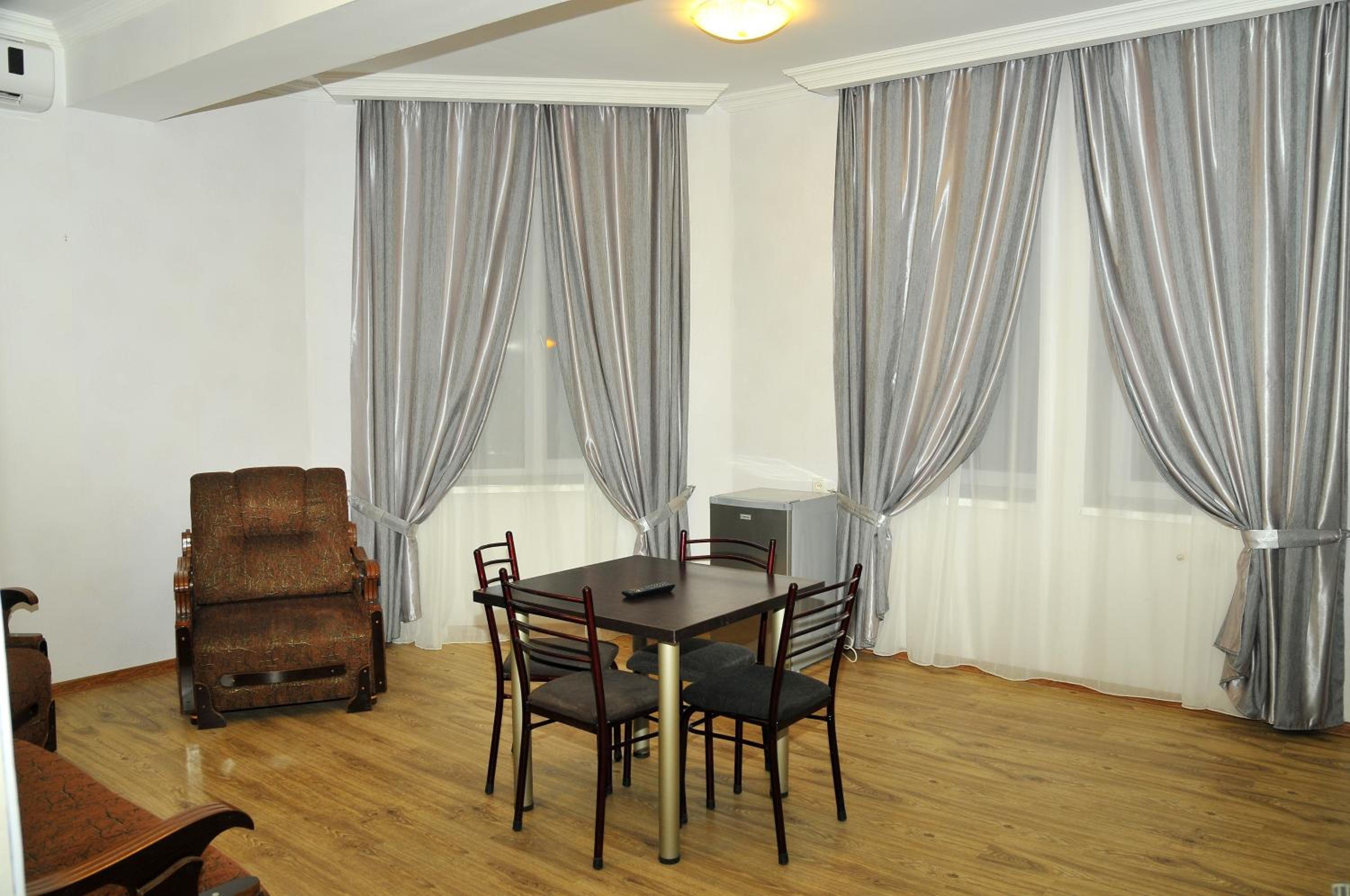 One-Bedroom Suite with Sofa Bed photo 3
