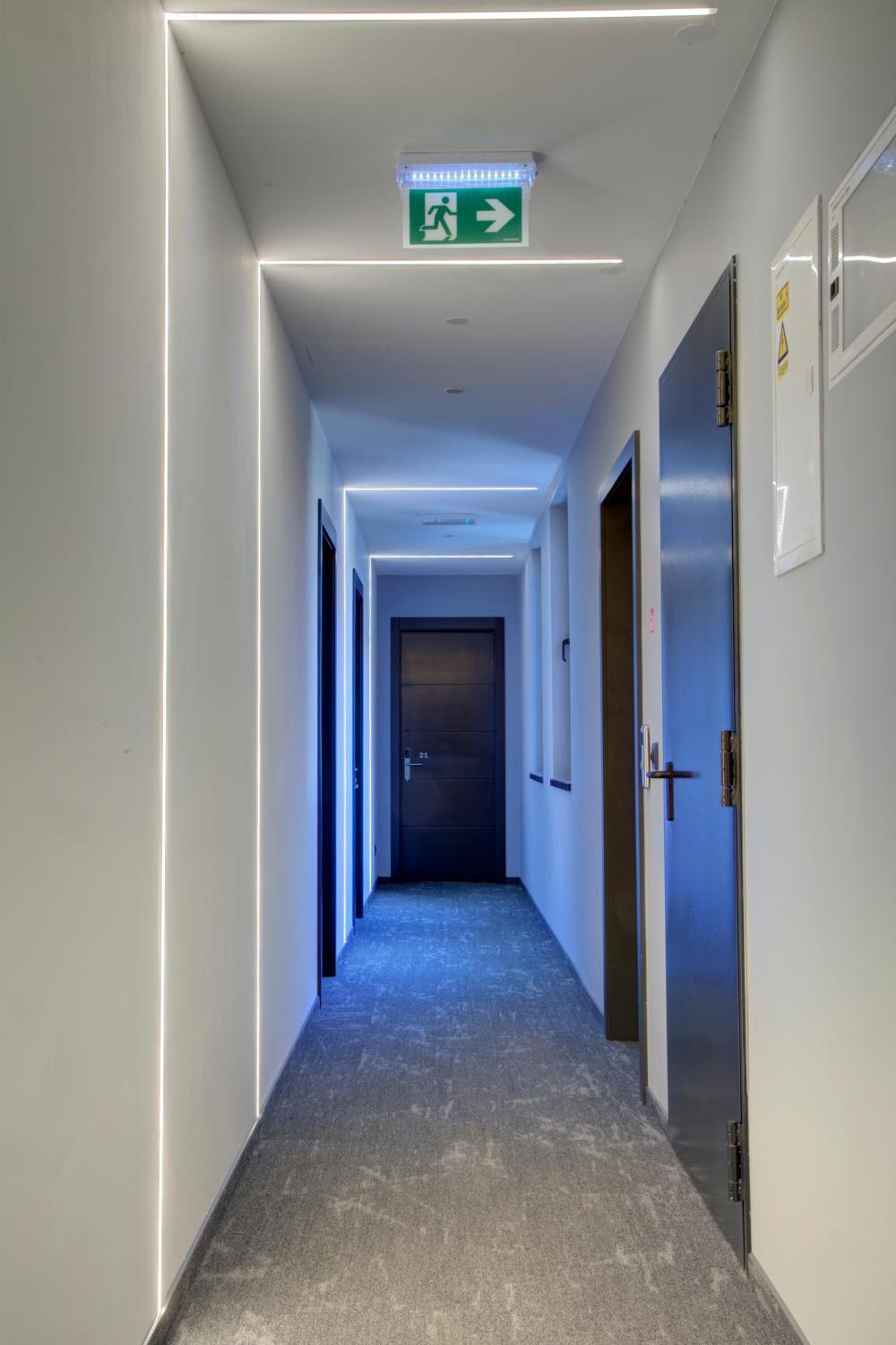 Deluxe Double Room with Balcony - Photo 11