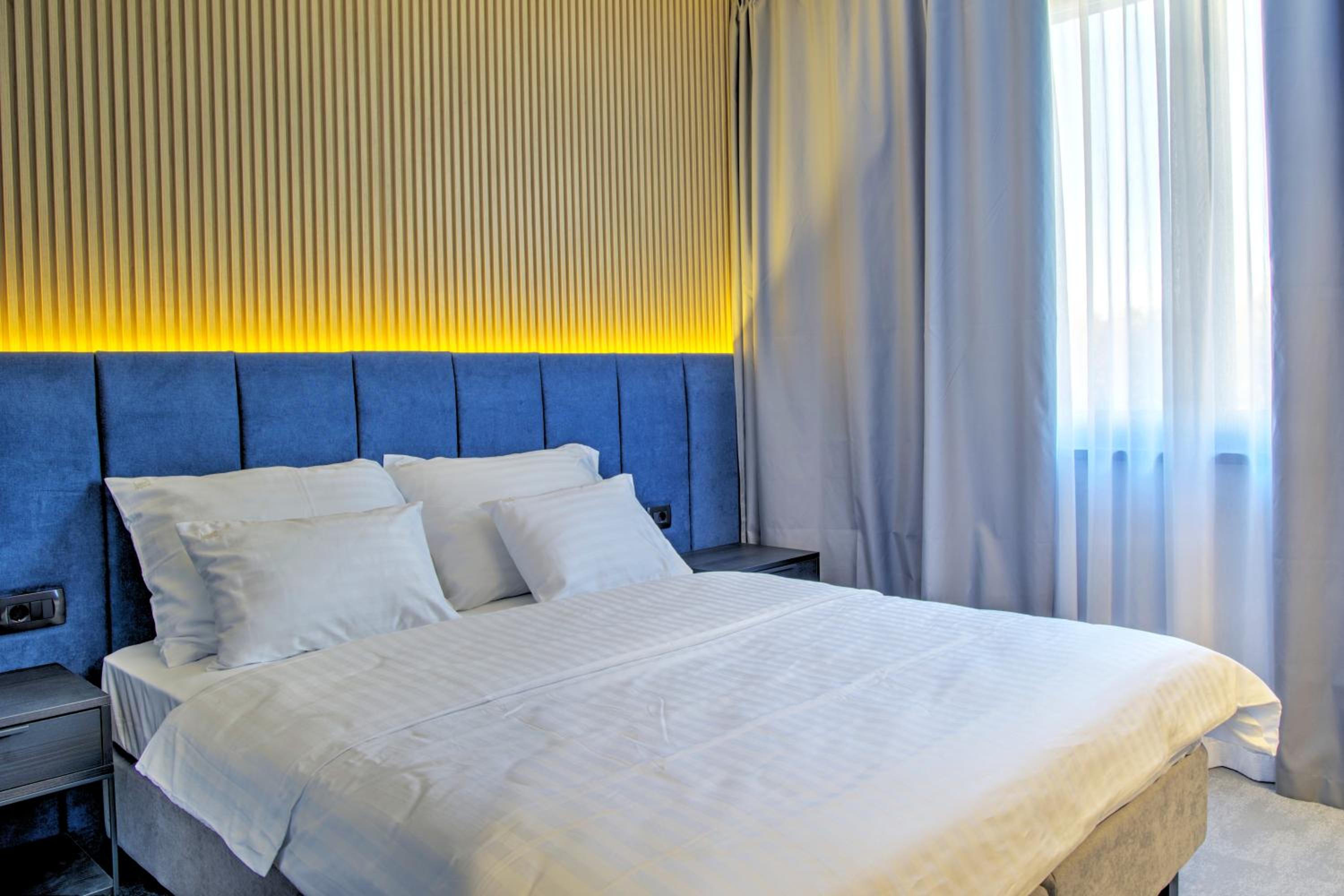 Deluxe Family Room - Photo 9