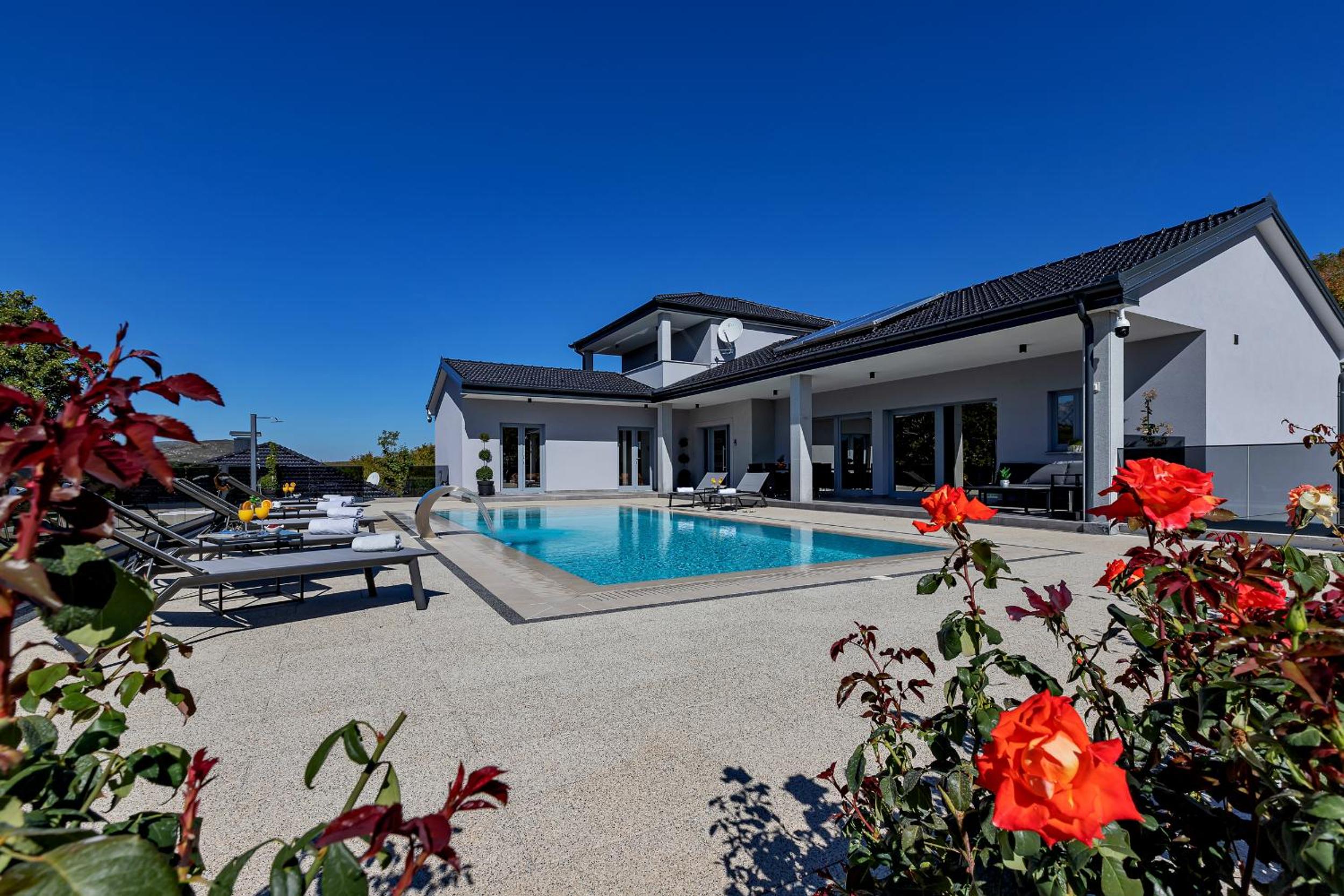 Villa photo 3