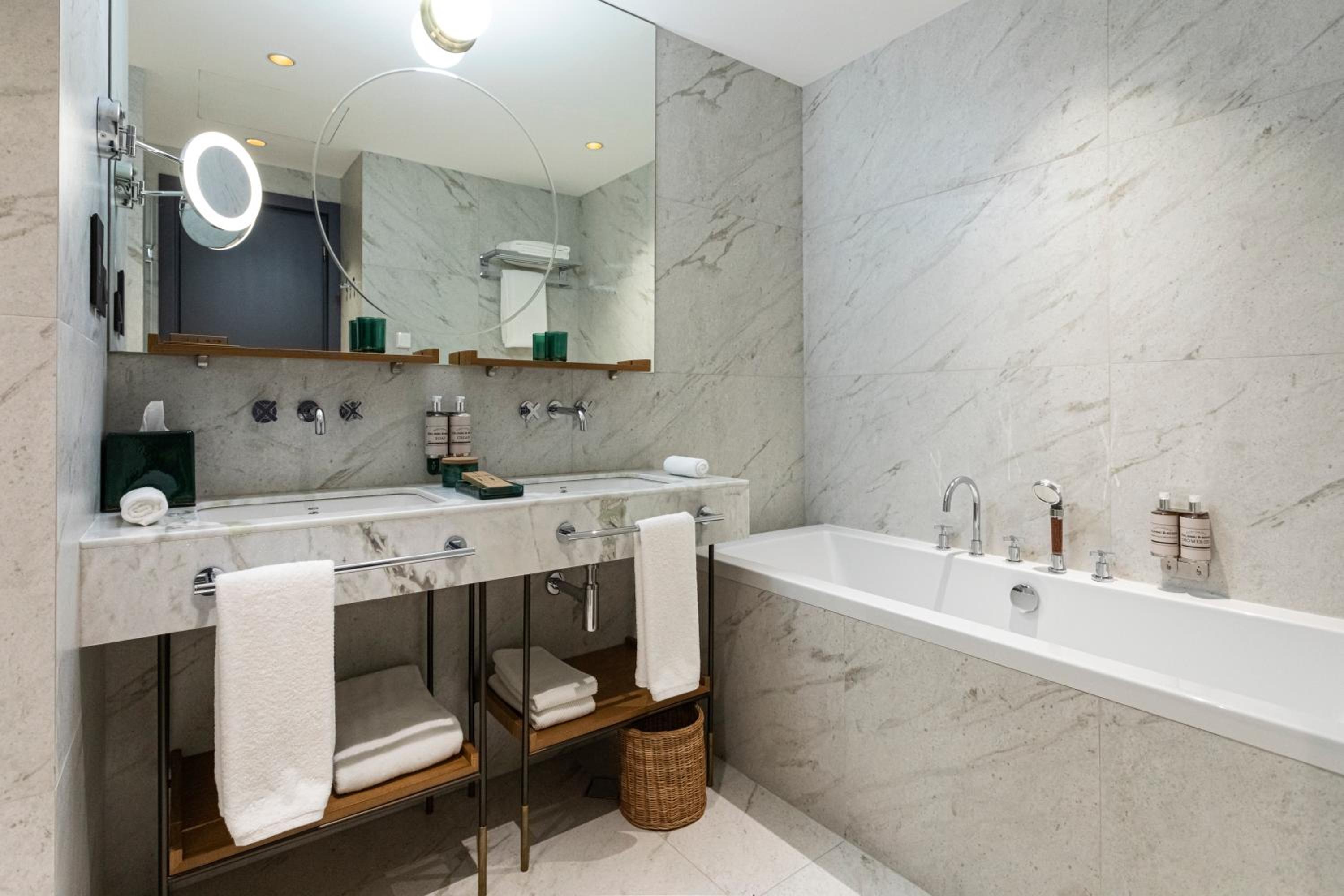 Executive Suite - Photo 7