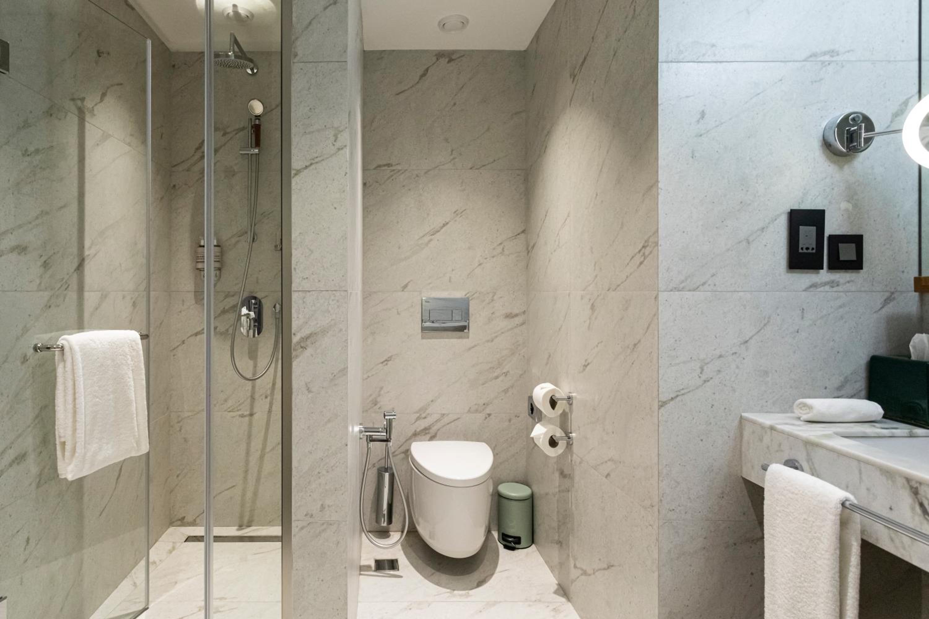 Executive Suite - Photo 6