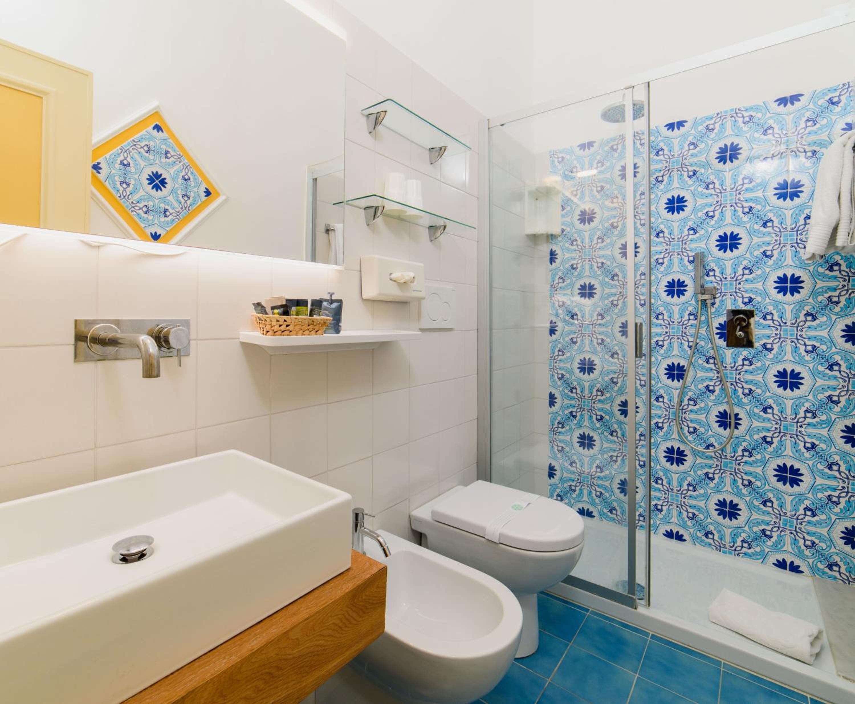 Double or Twin Room with Partial Sea View - Photo 2