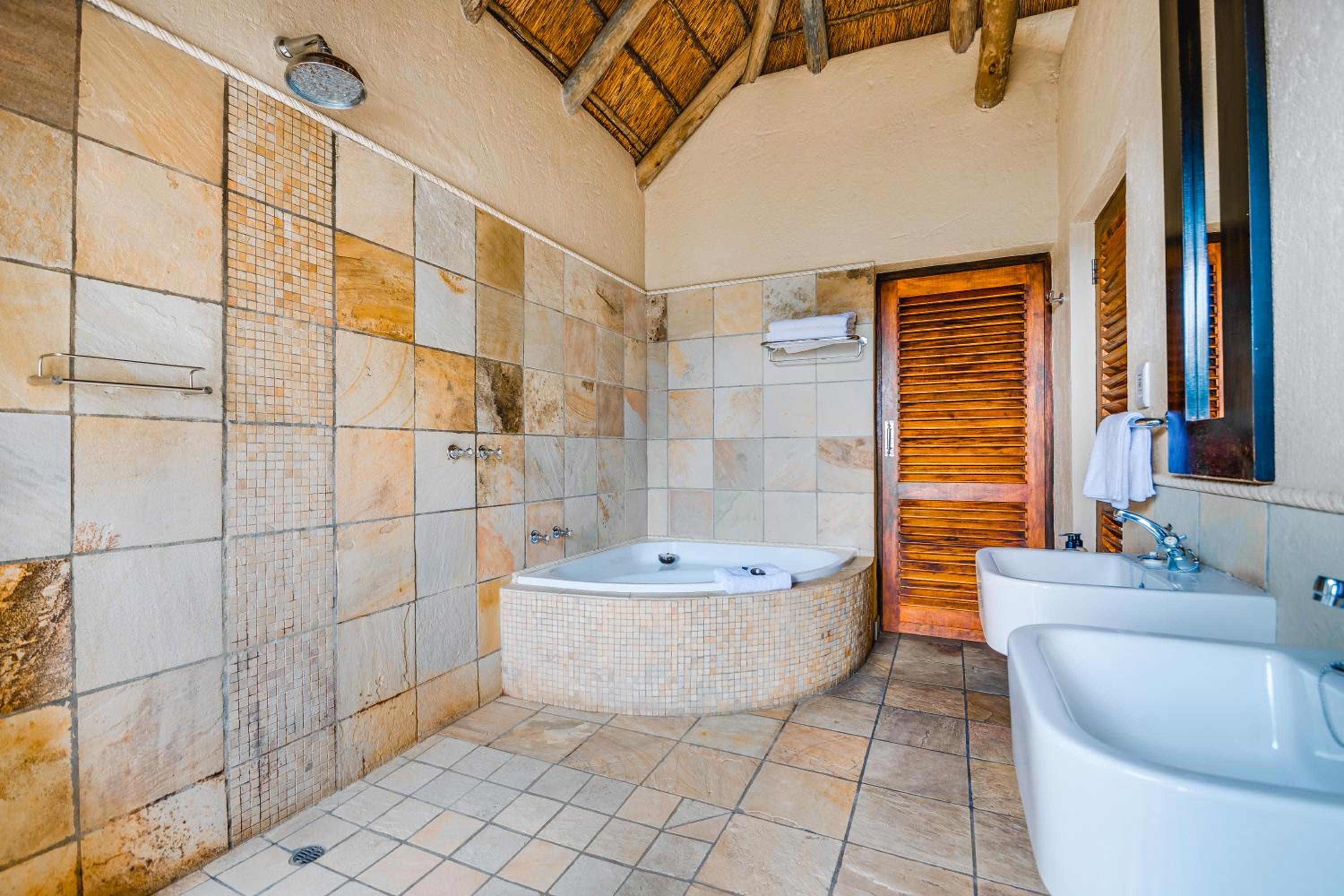 Superior King with Private Pool - Photo 12