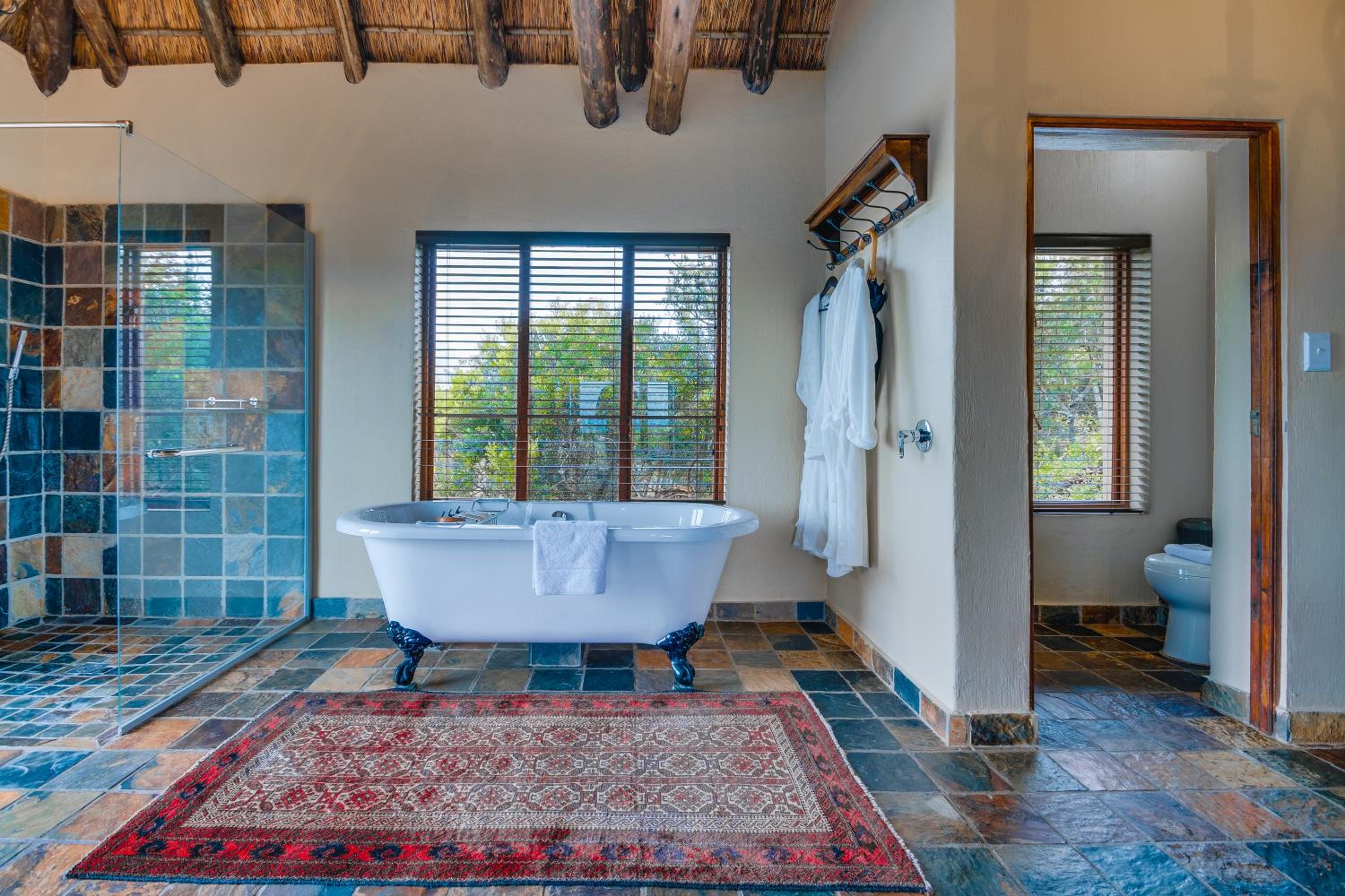 Superior King with Private Pool - Photo 8