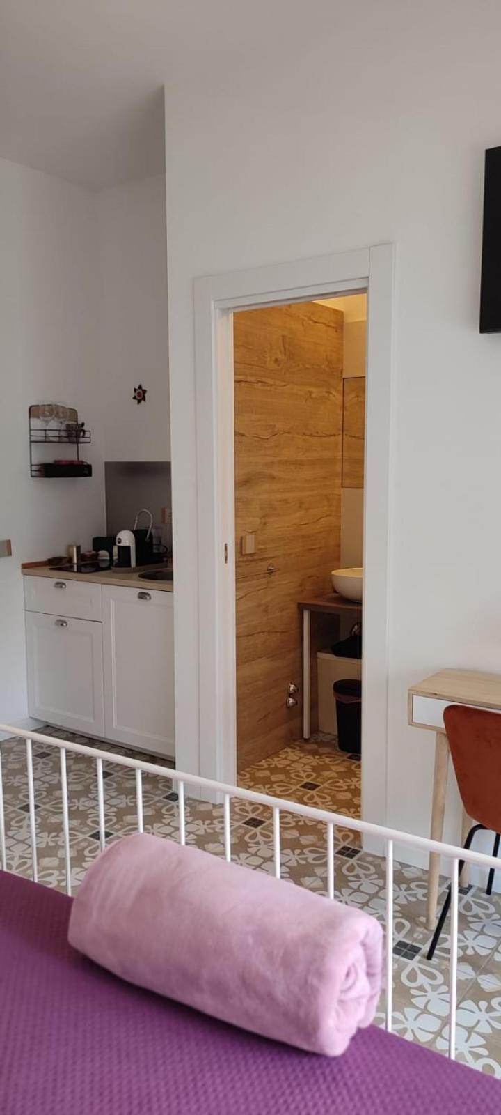 Deluxe Double Room - Photo 13