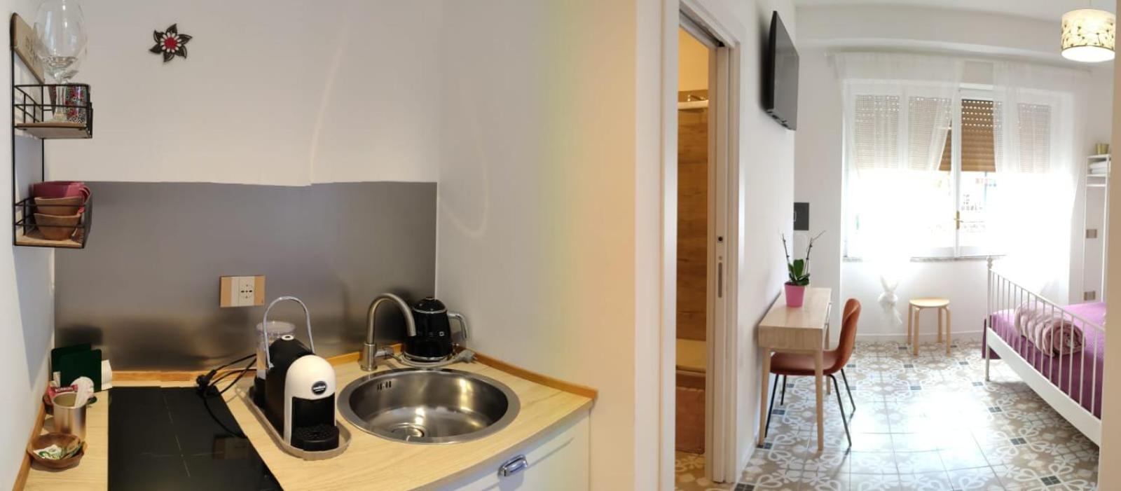 Deluxe Double Room - Photo 11