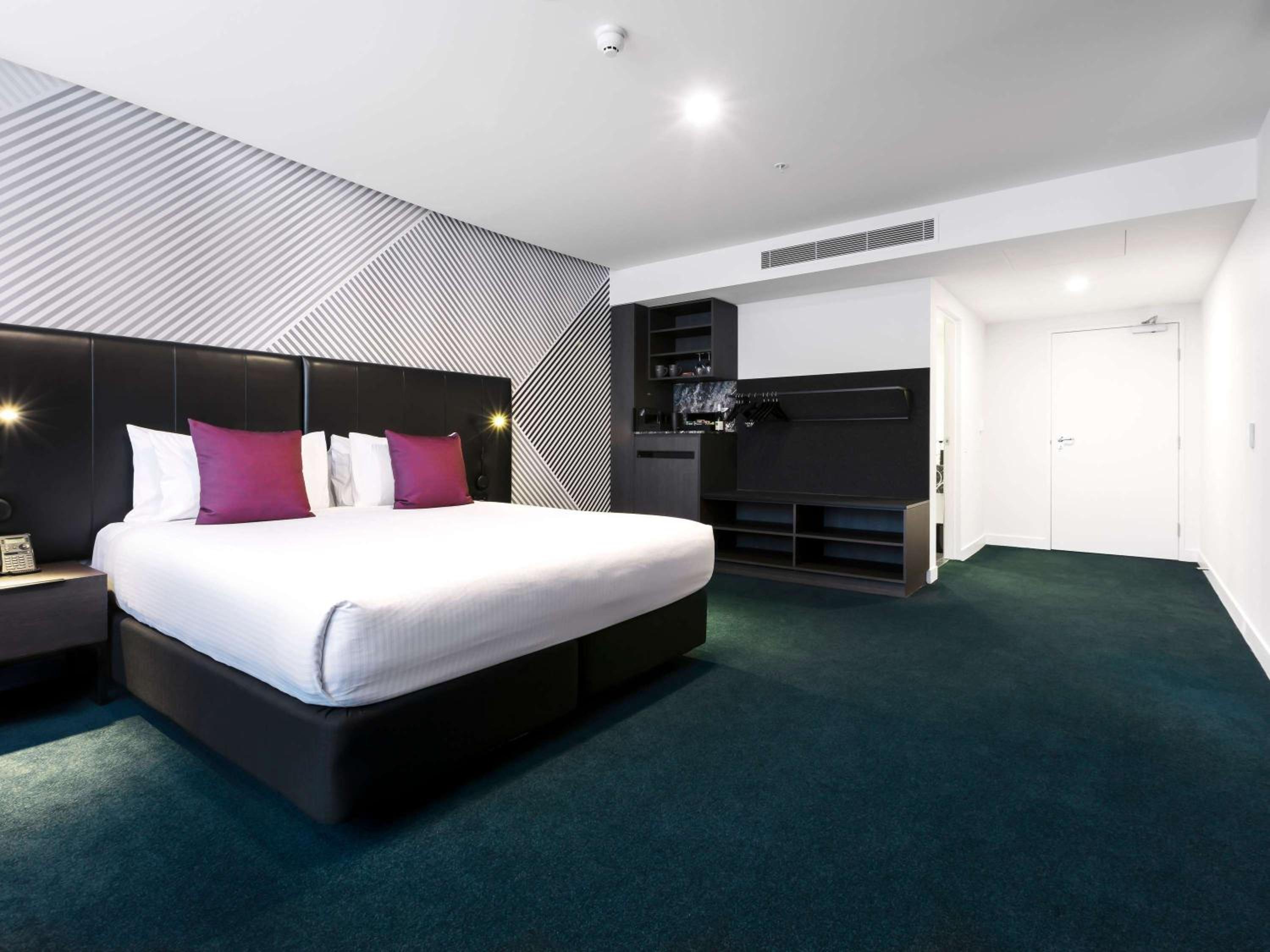 Accessible Superior King Room - Photo 1