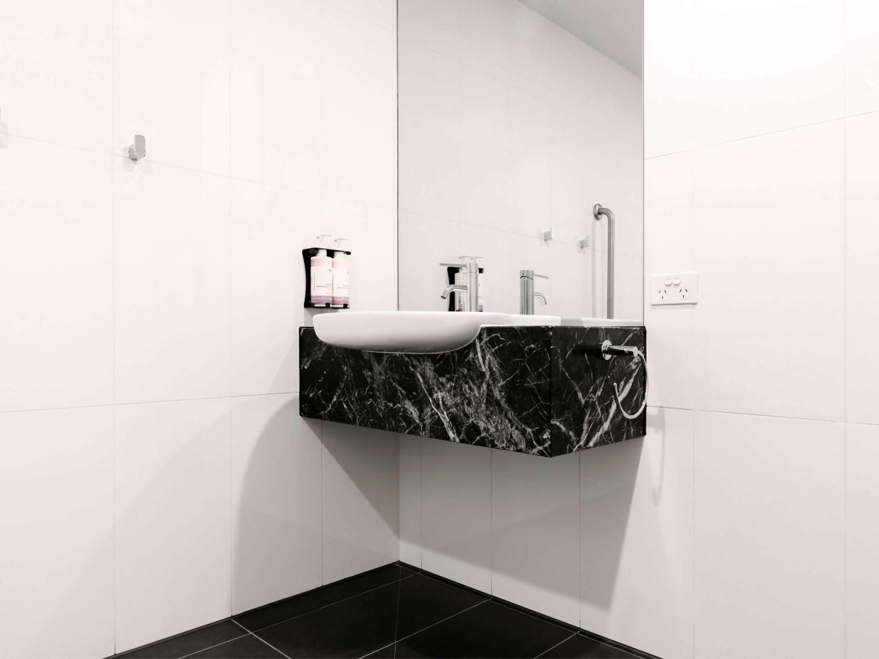 Accessible Superior King Room - Photo 6