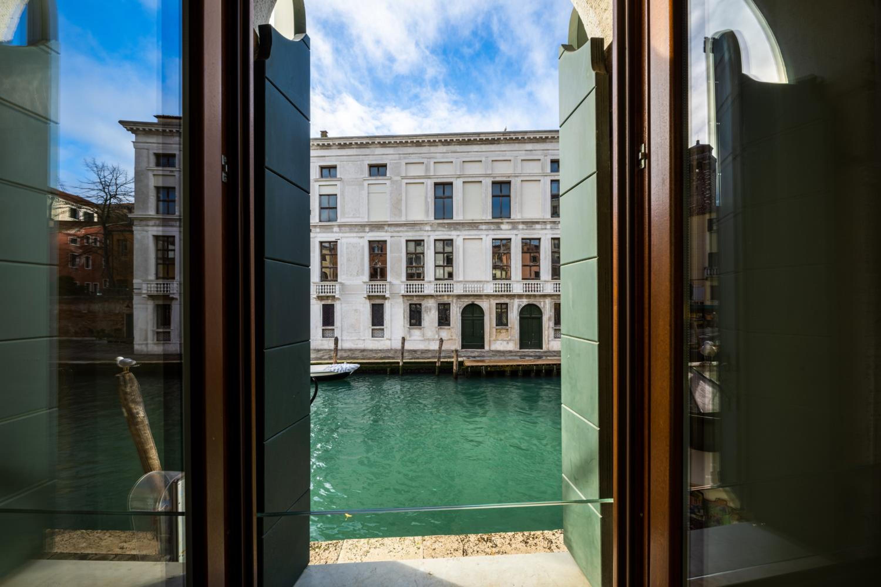 Superior Double Room with Canal View photo 2