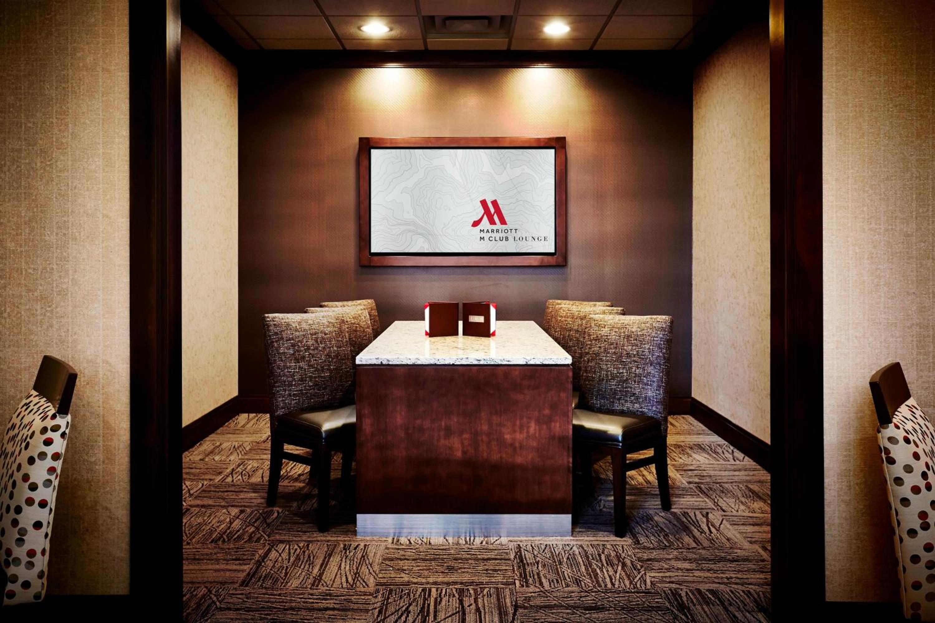 Corner King Room - Concierge Level - Photo 9