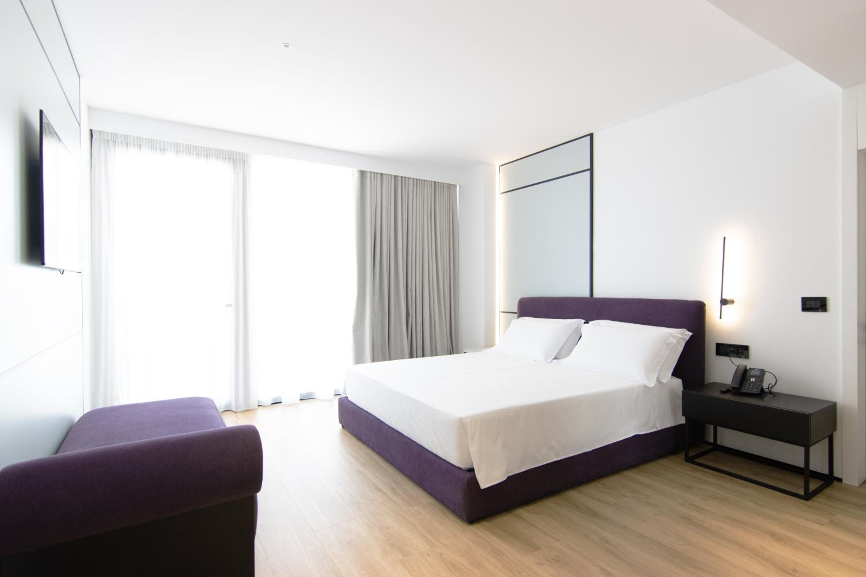 Deluxe Double Room with Side Sea View