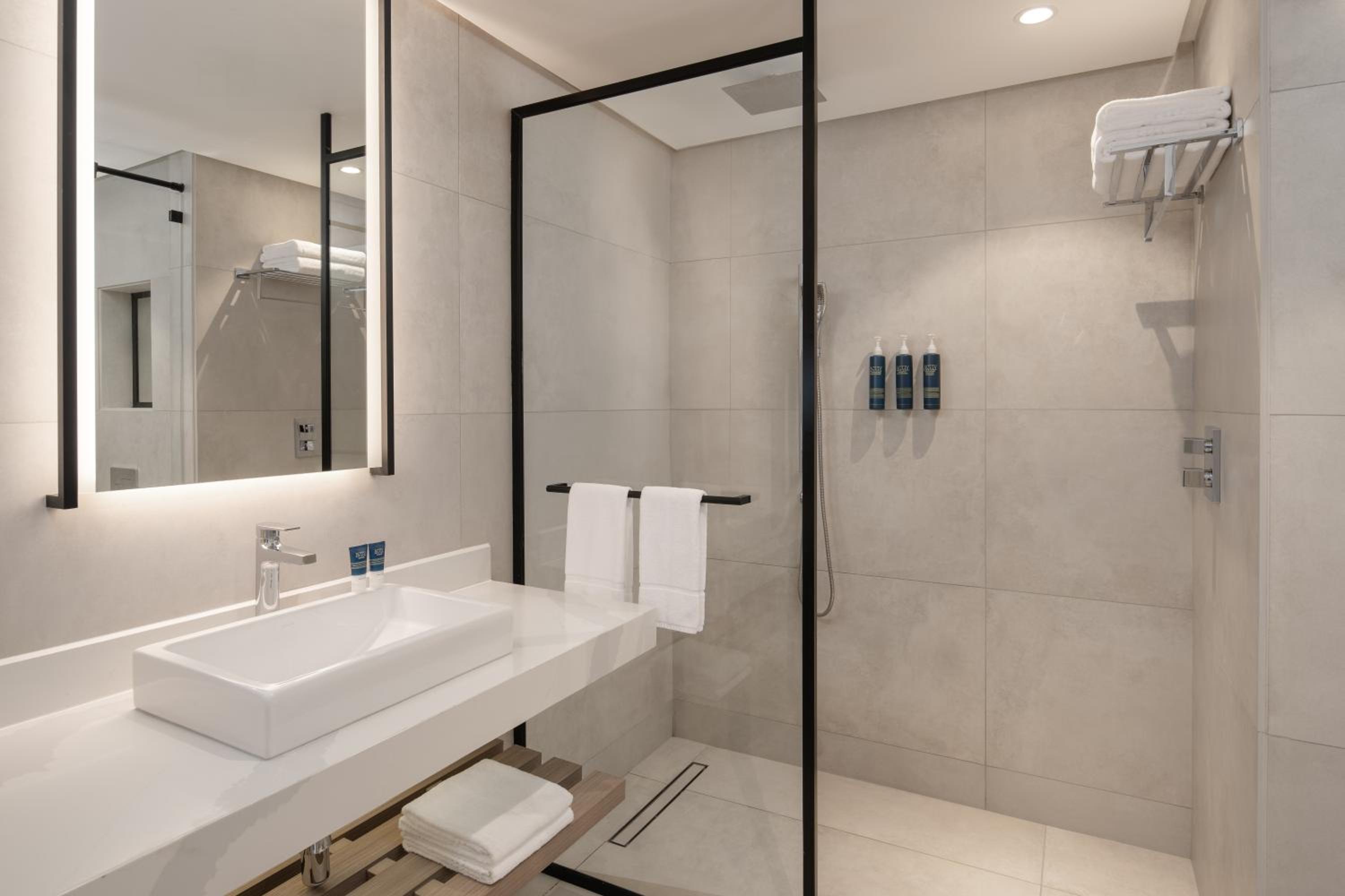 King Suite with City View - Photo 2
