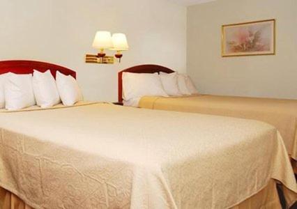 Queen Room with Two Queen Beds - Non-Smoking - Photo 2