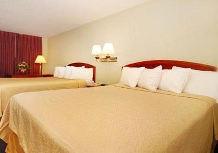 Queen Room with Two Queen Beds - Non-Smoking - Photo 1