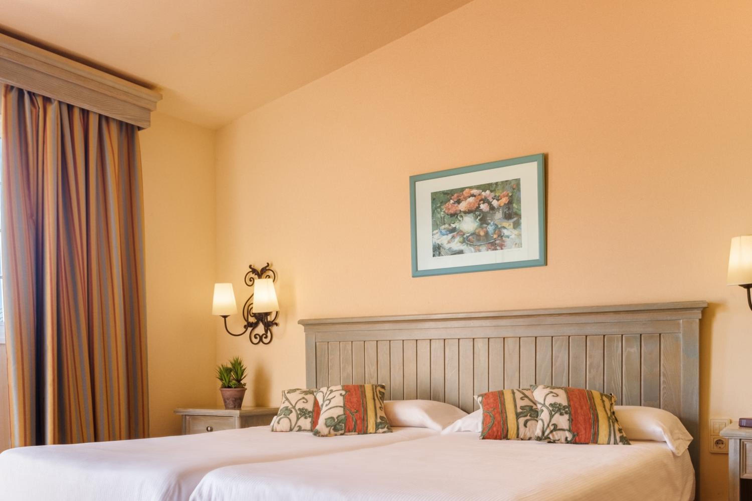 Deluxe Double Room (2 Adults + 1 Child)