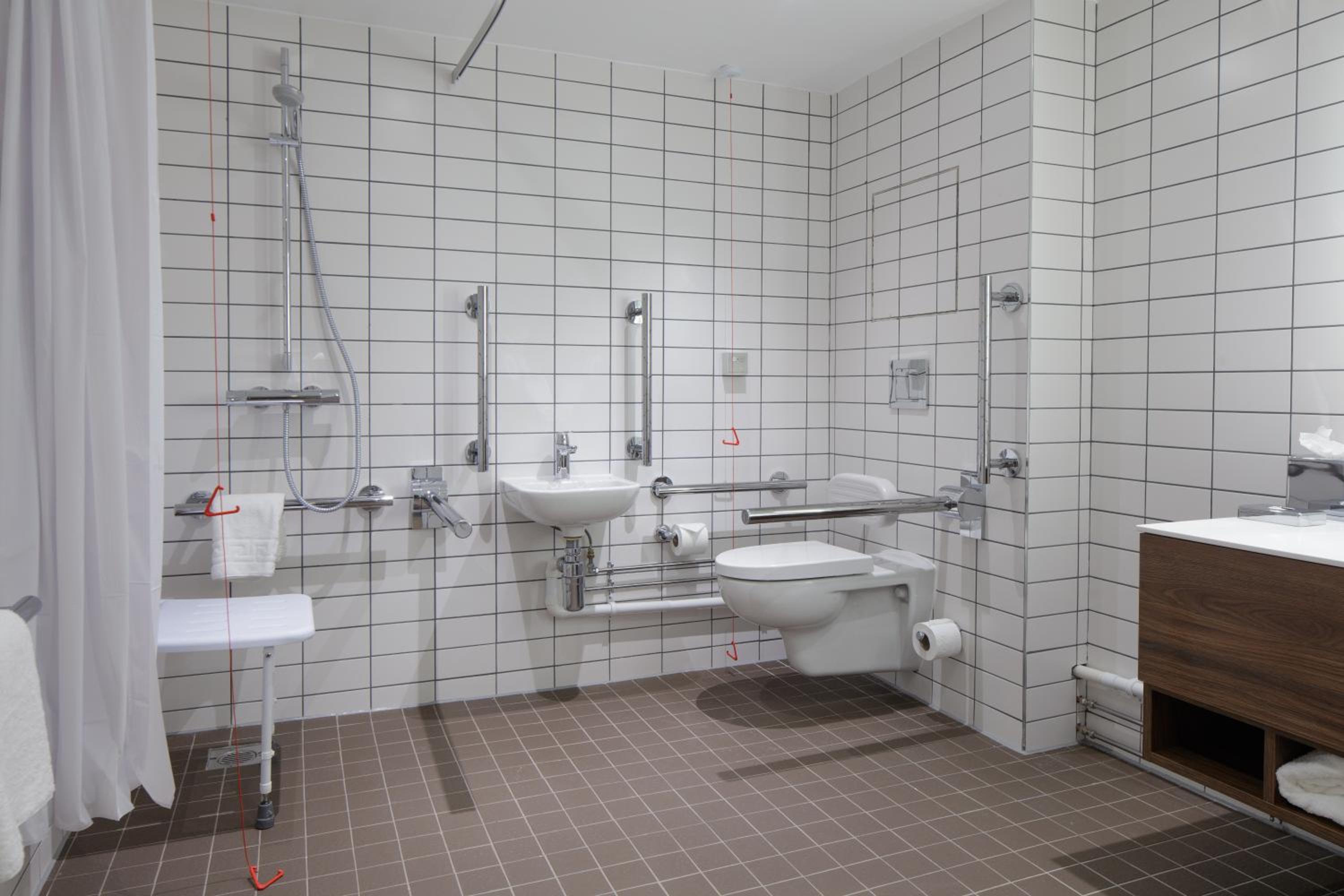 Queen Room - Accessible photo 3