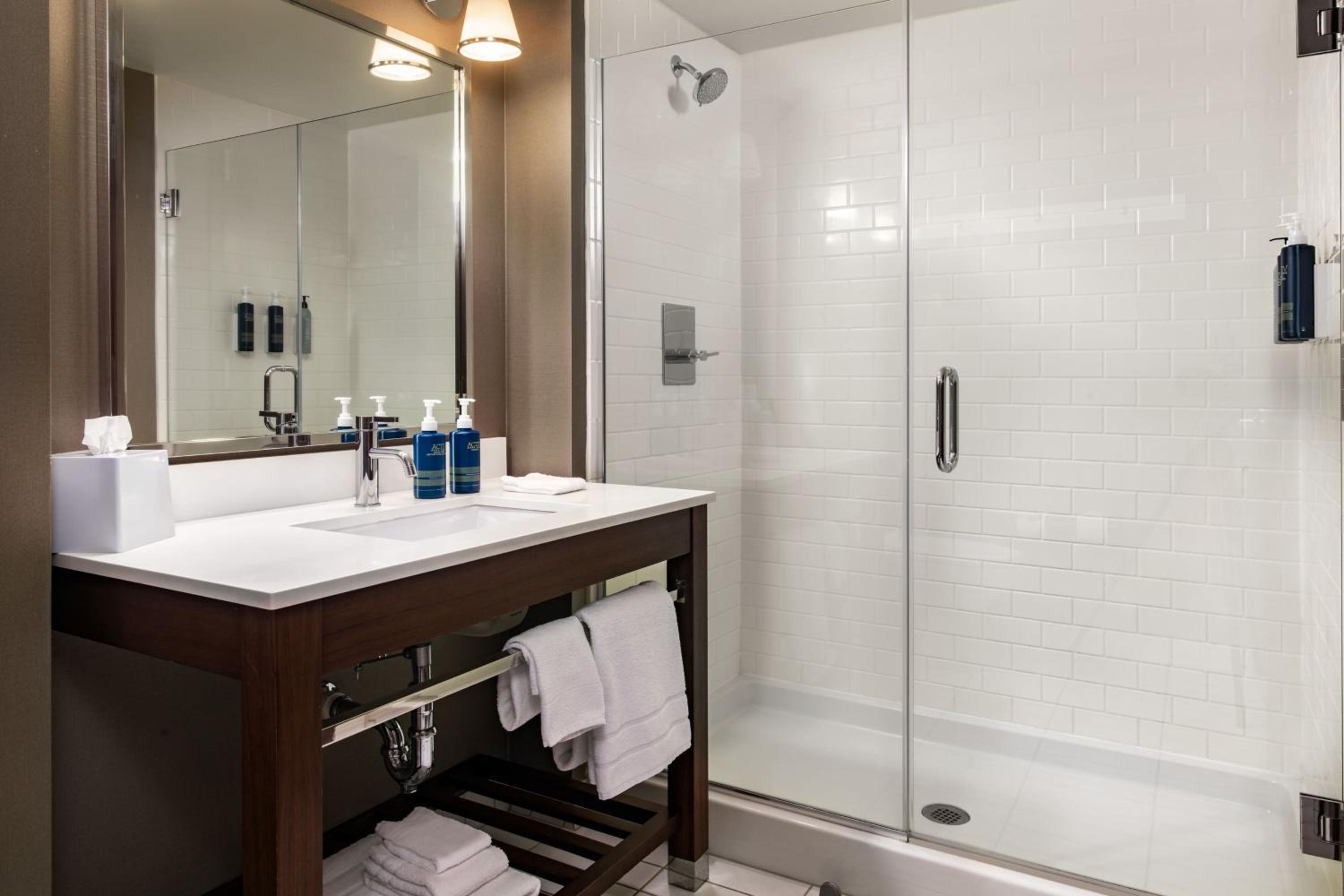 Double Room with Tub and Golf View - Mobility/Hearing Accessible photo 2