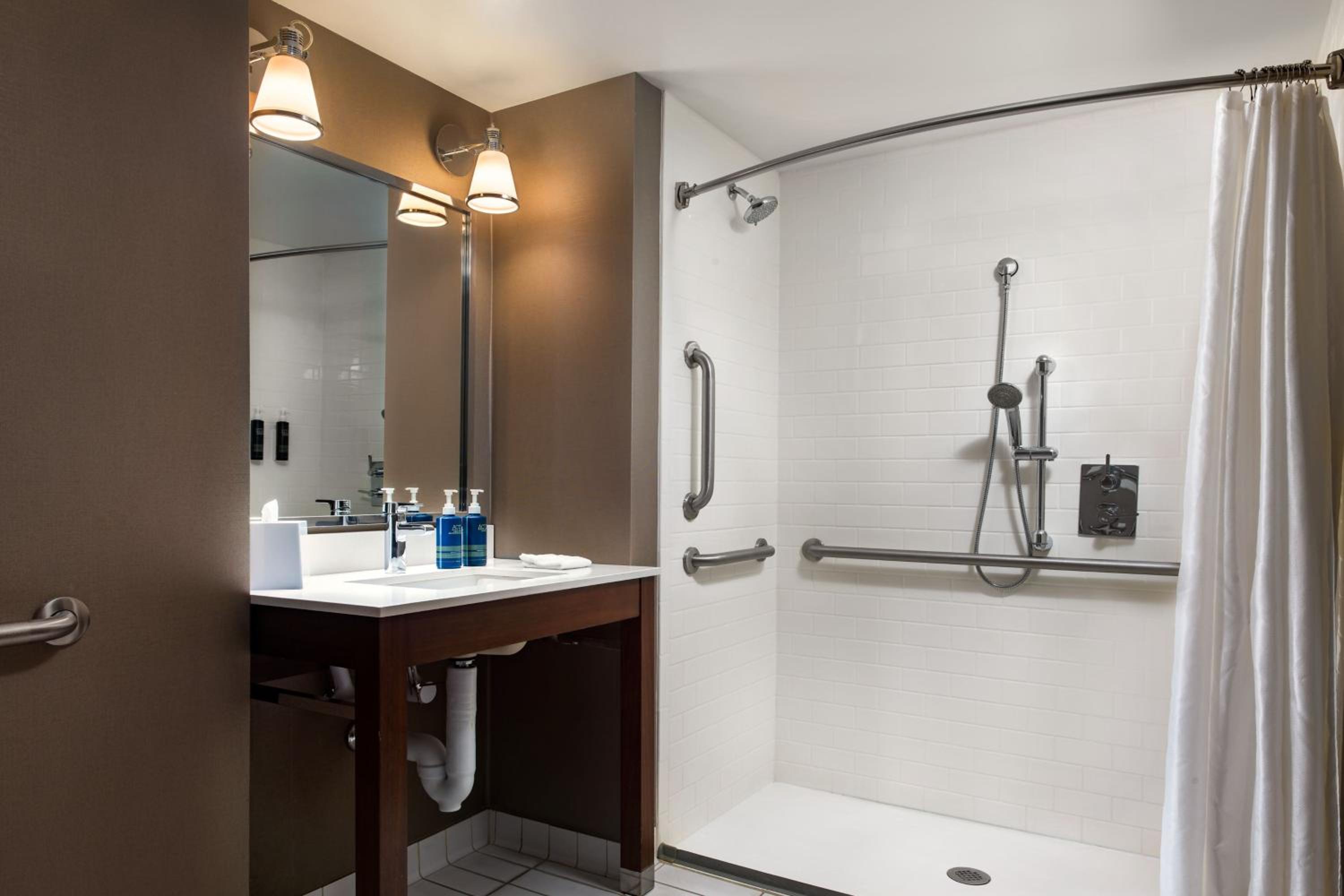 Double Room with Tub and Golf View - Mobility/Hearing Accessible photo 3