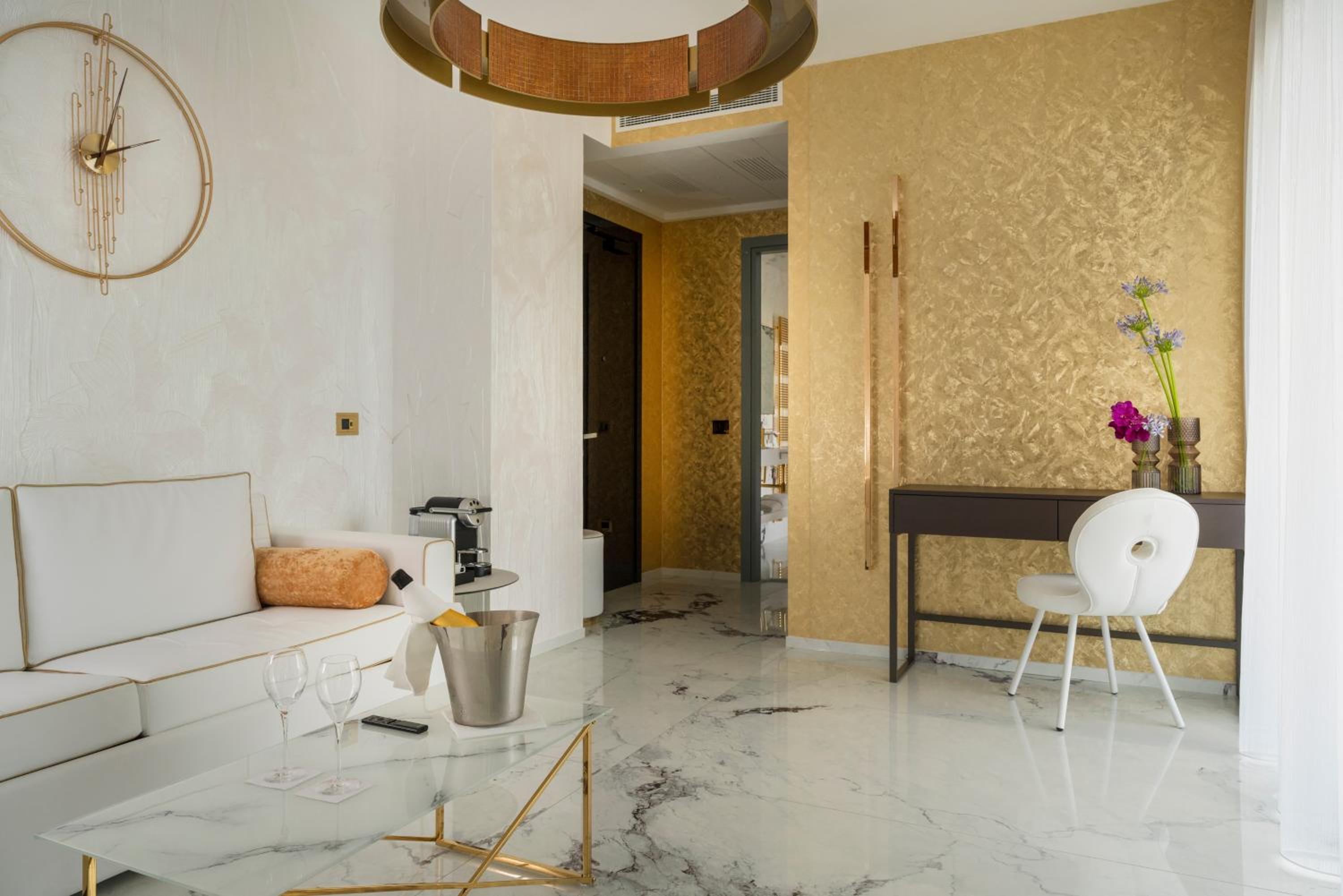 Gold Suite with Terrance and spa bath tub photo 2