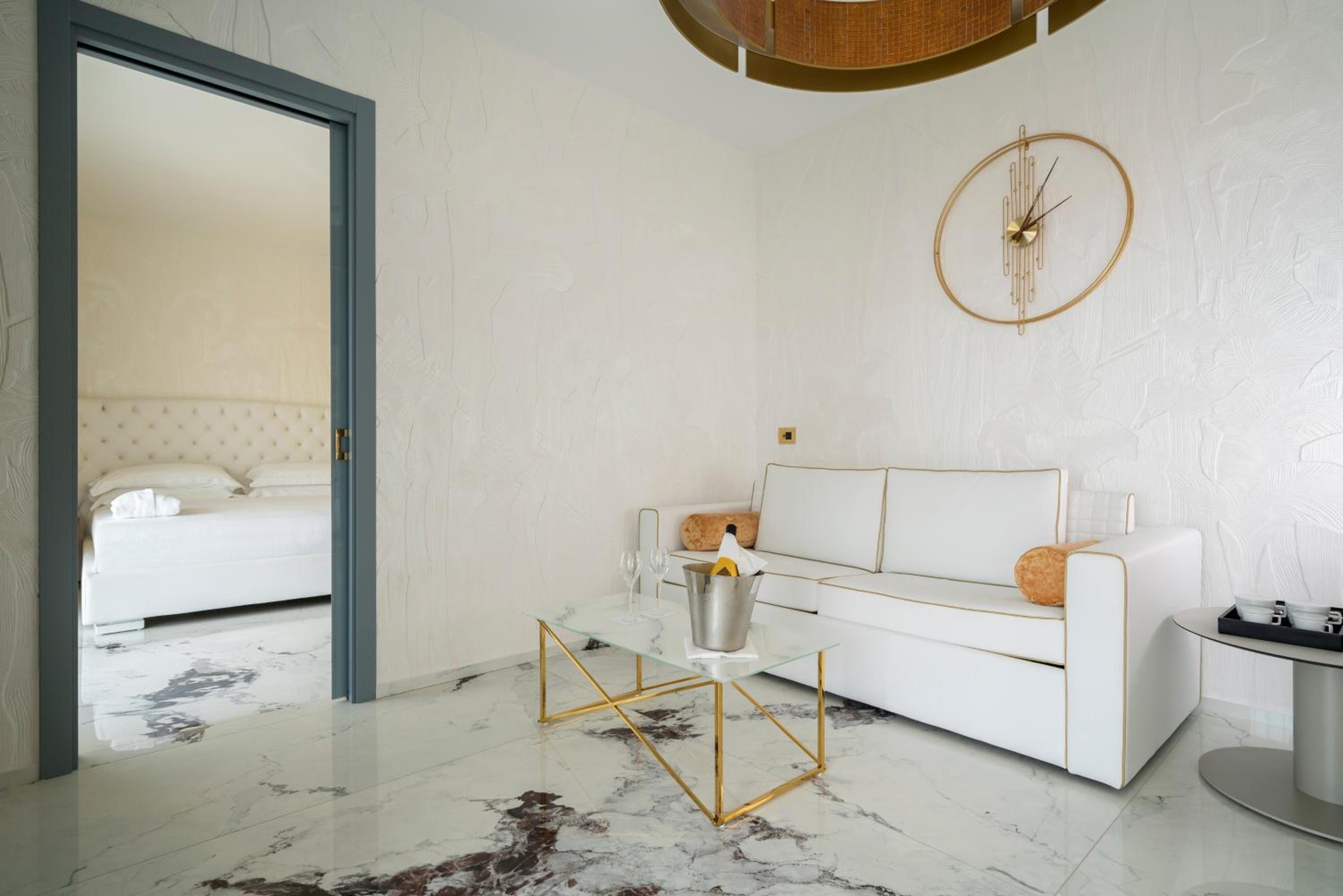 Gold Suite with Terrance and spa bath tub photo 3