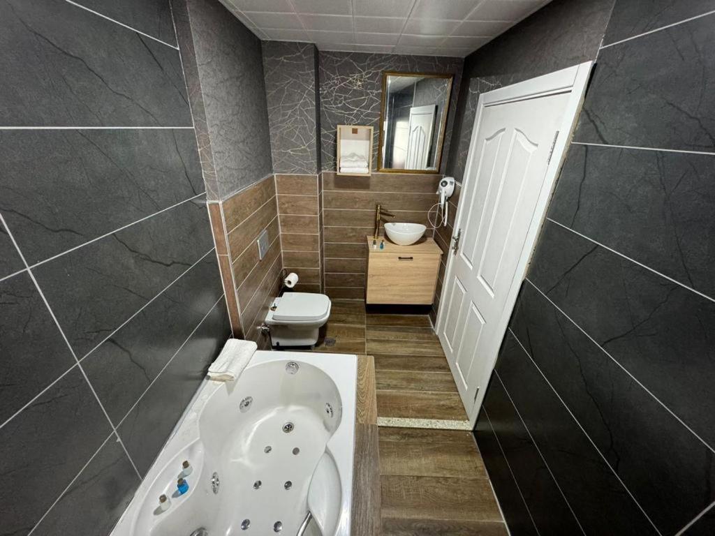 Large Double Room - Photo 24