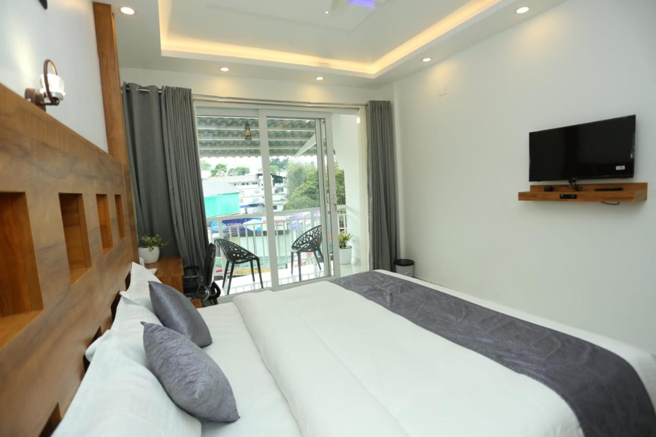 King Suite with Balcony photo 2