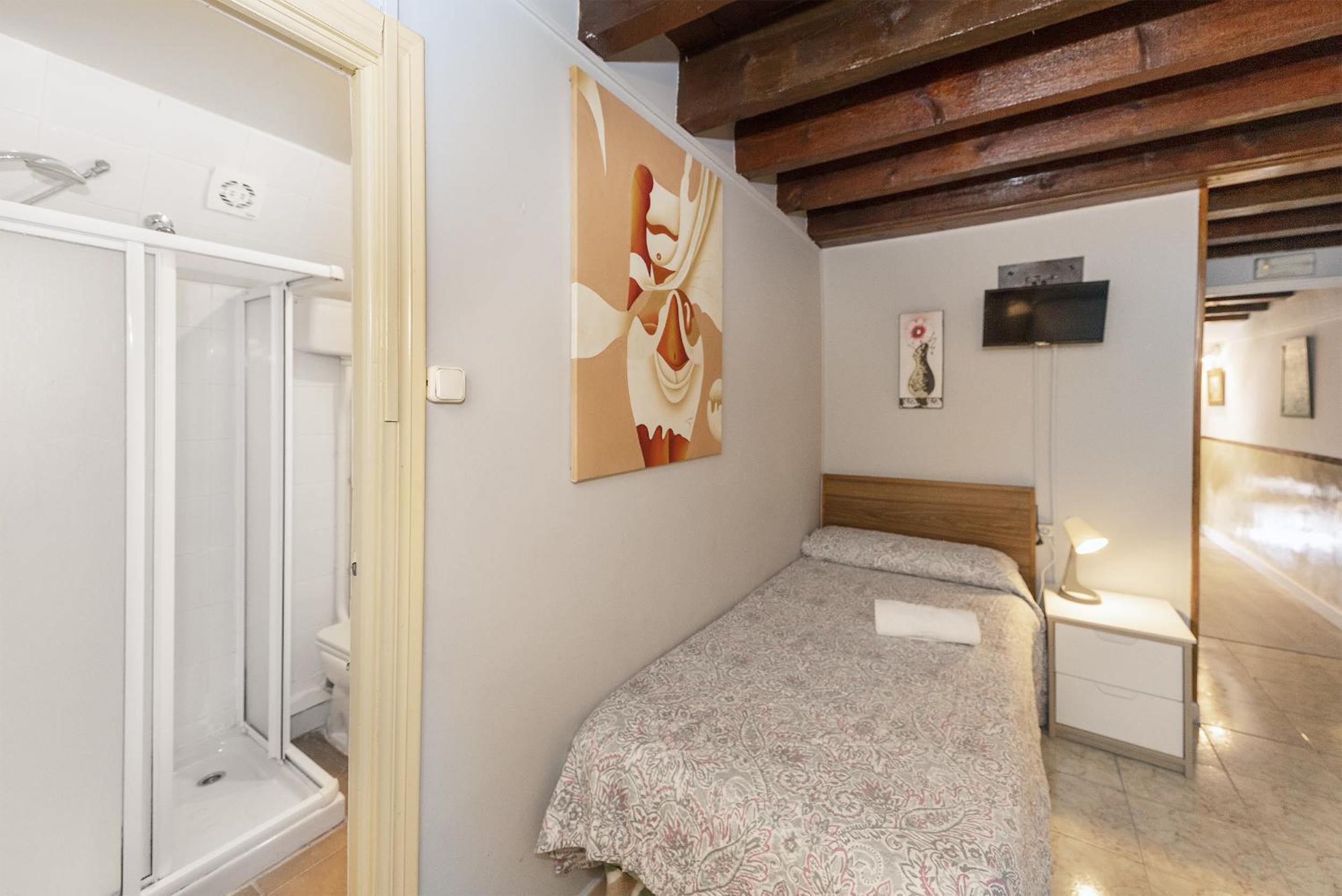 Twin Room - Photo 1