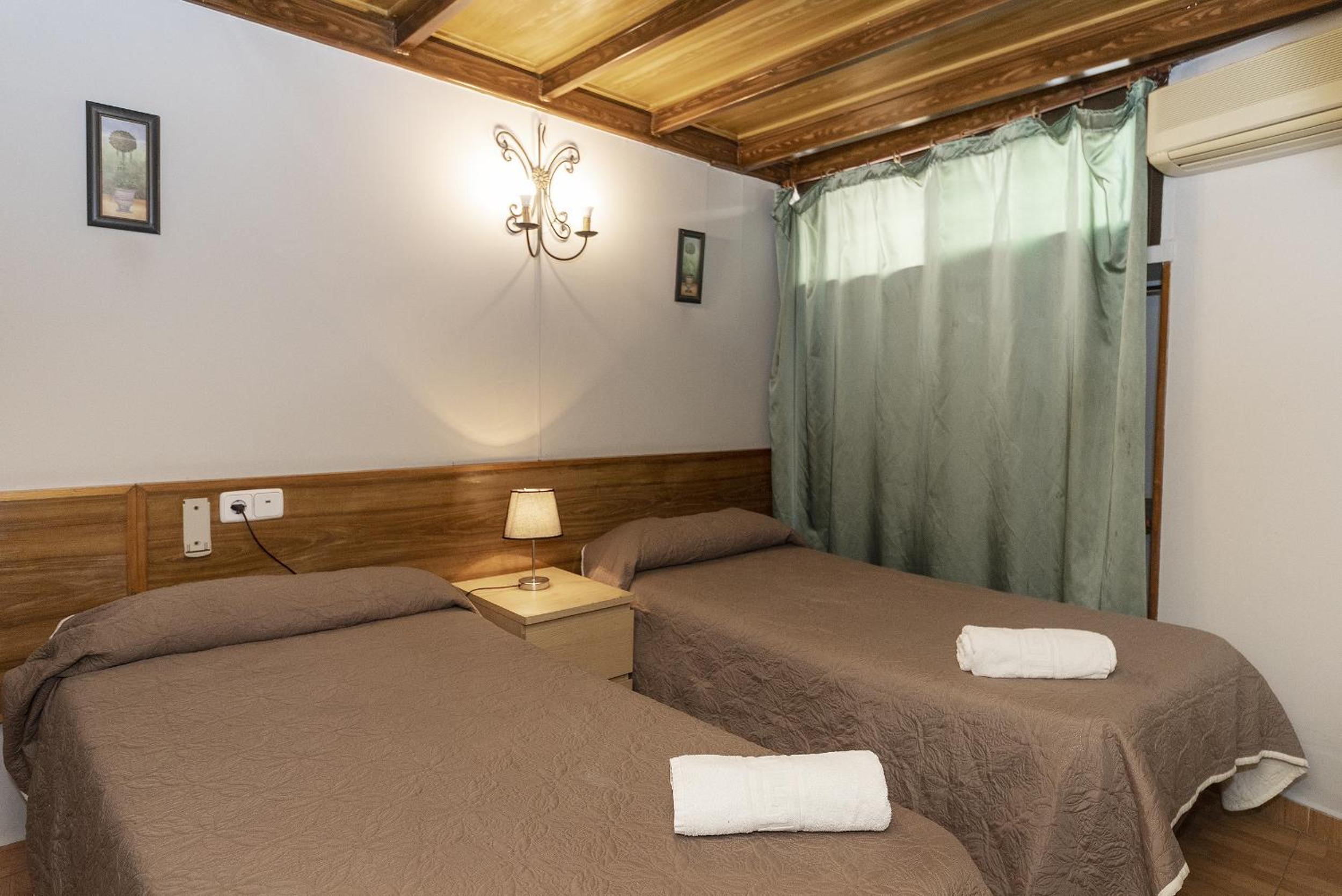 Twin Room - Photo 8
