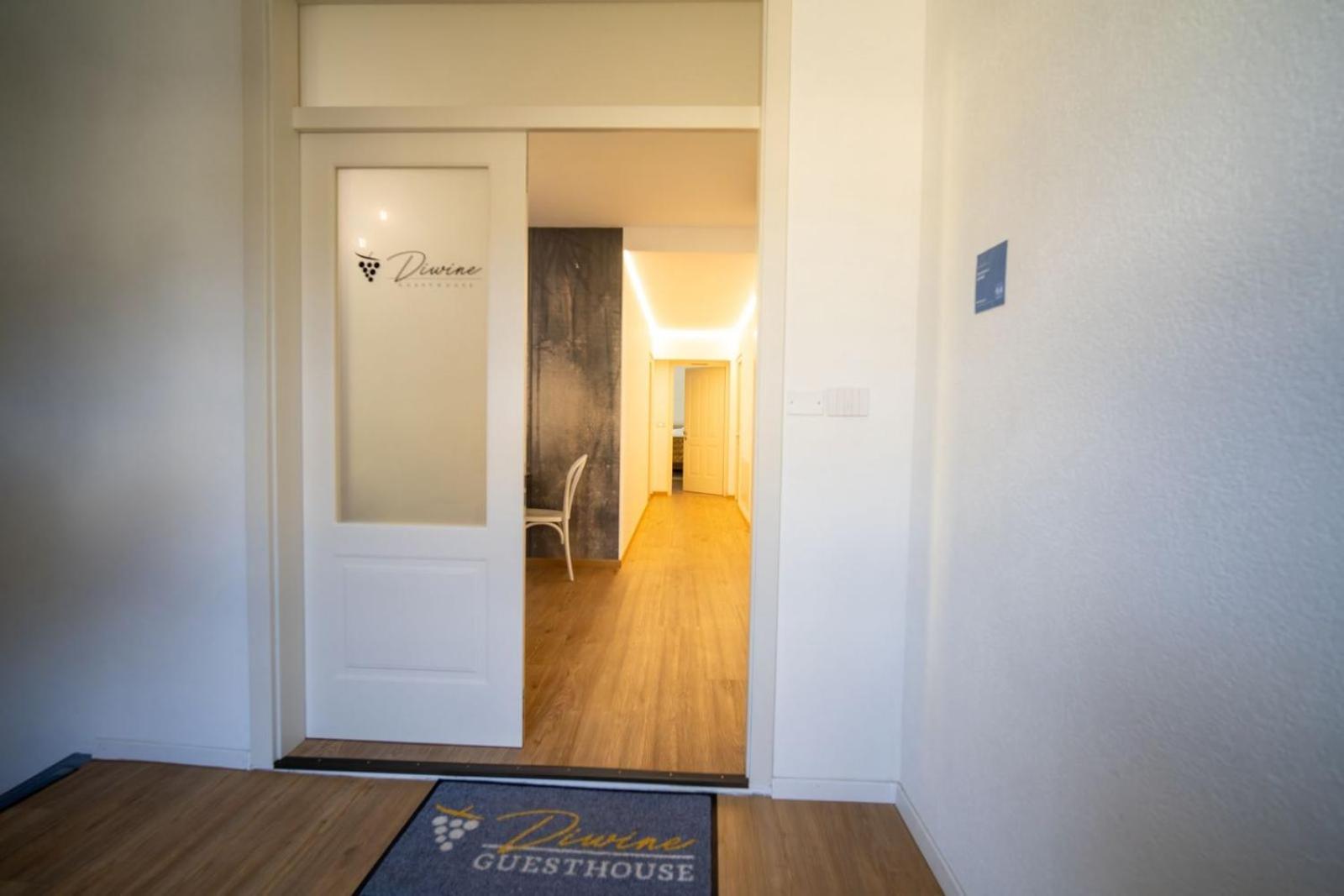 Double Room with Private Bathroom - Photo 2