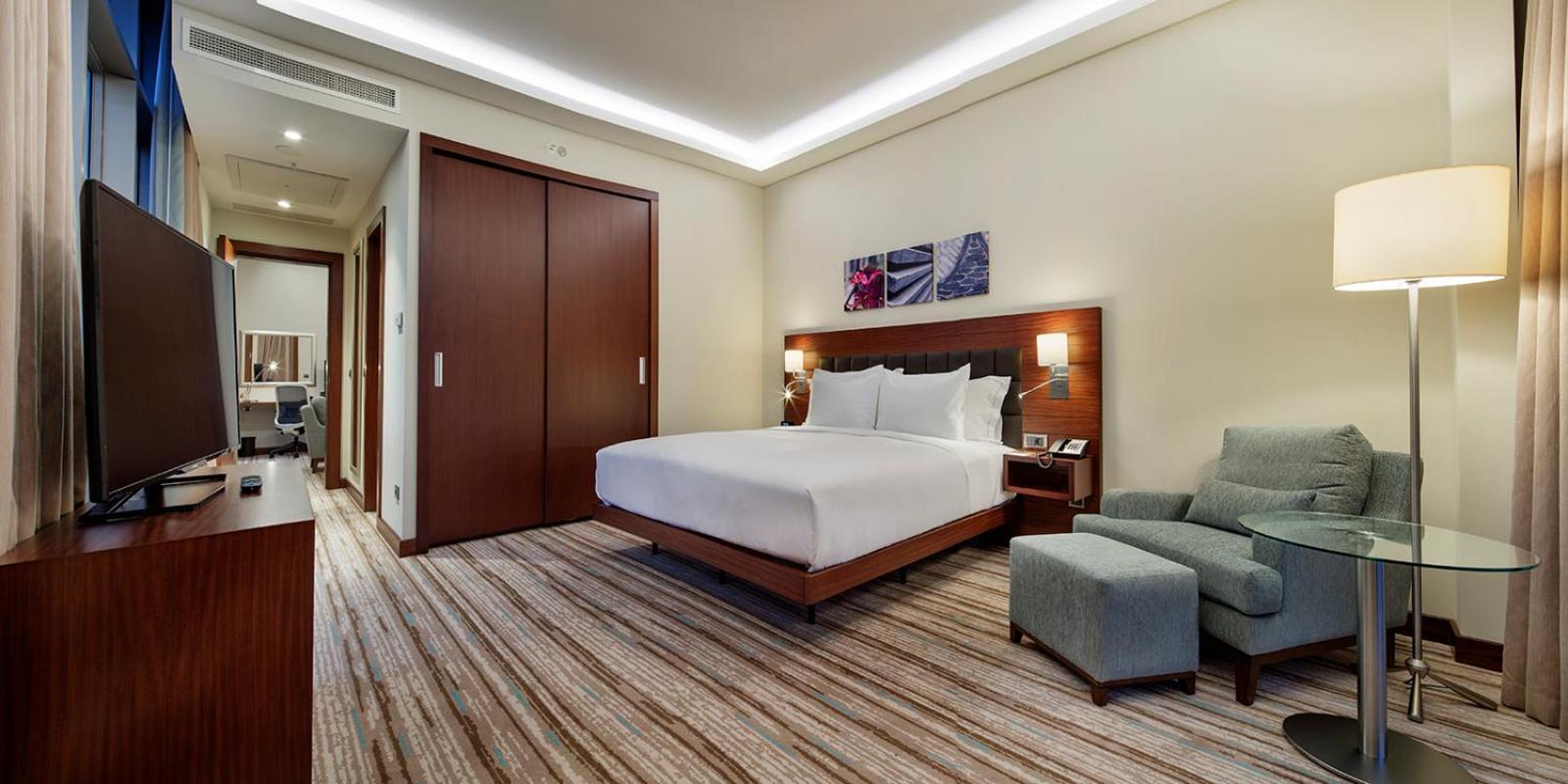 One-Bedroom King Suite thumbnail 5