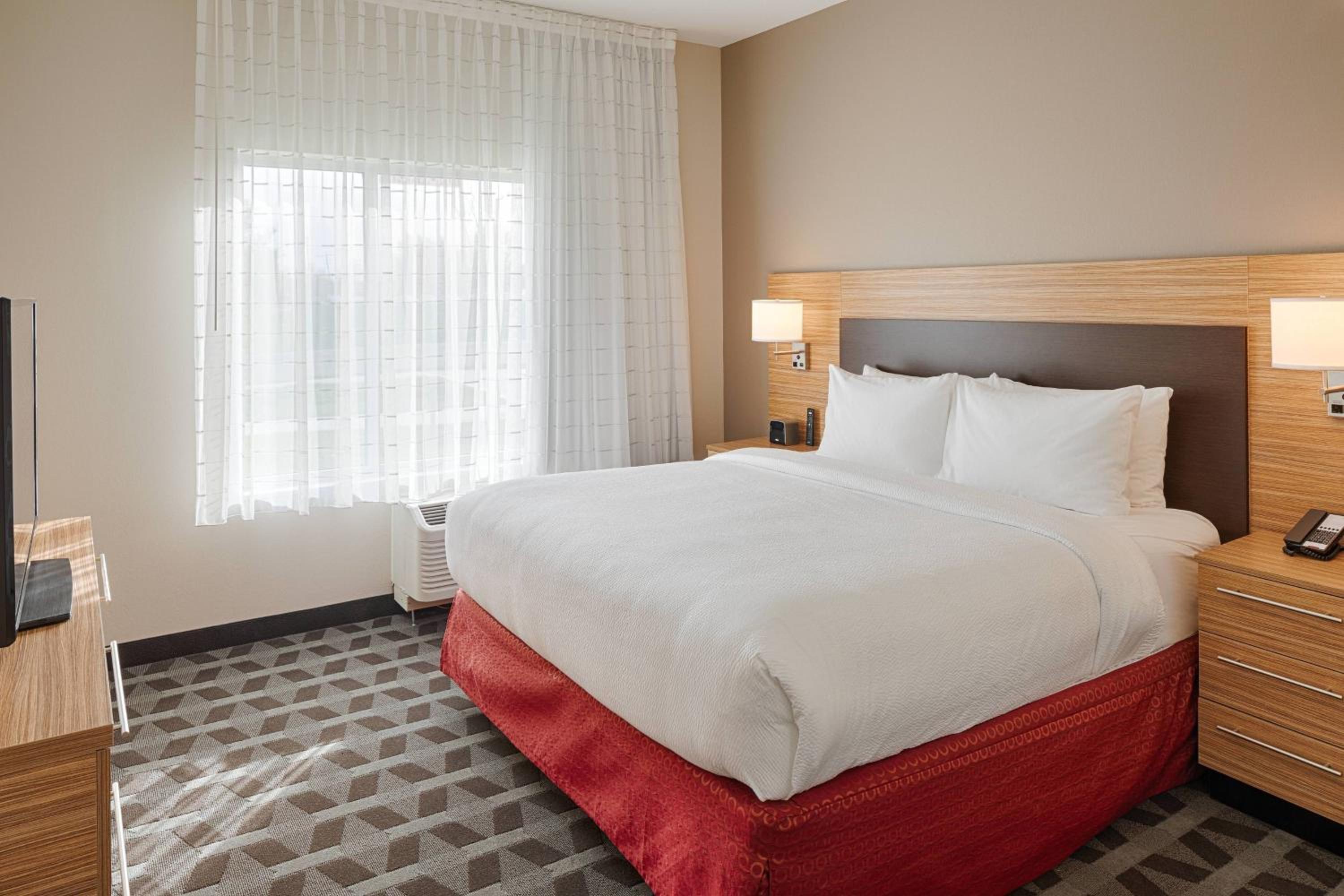 1 Bedroom Suite, 1 King, Sofa bed - Photo 1