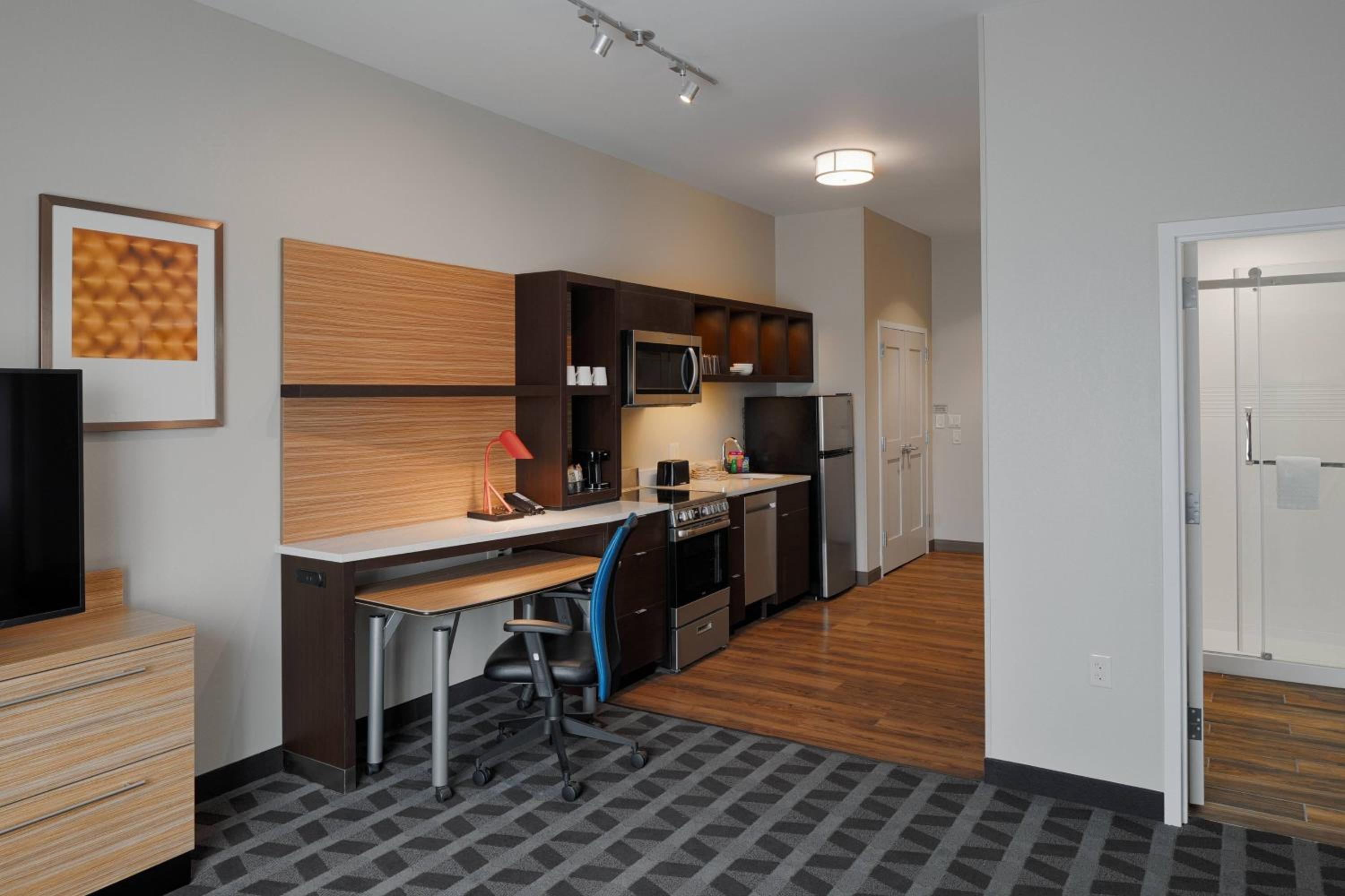 1 Bedroom Suite, 1 King, Sofa bed - Photo 6