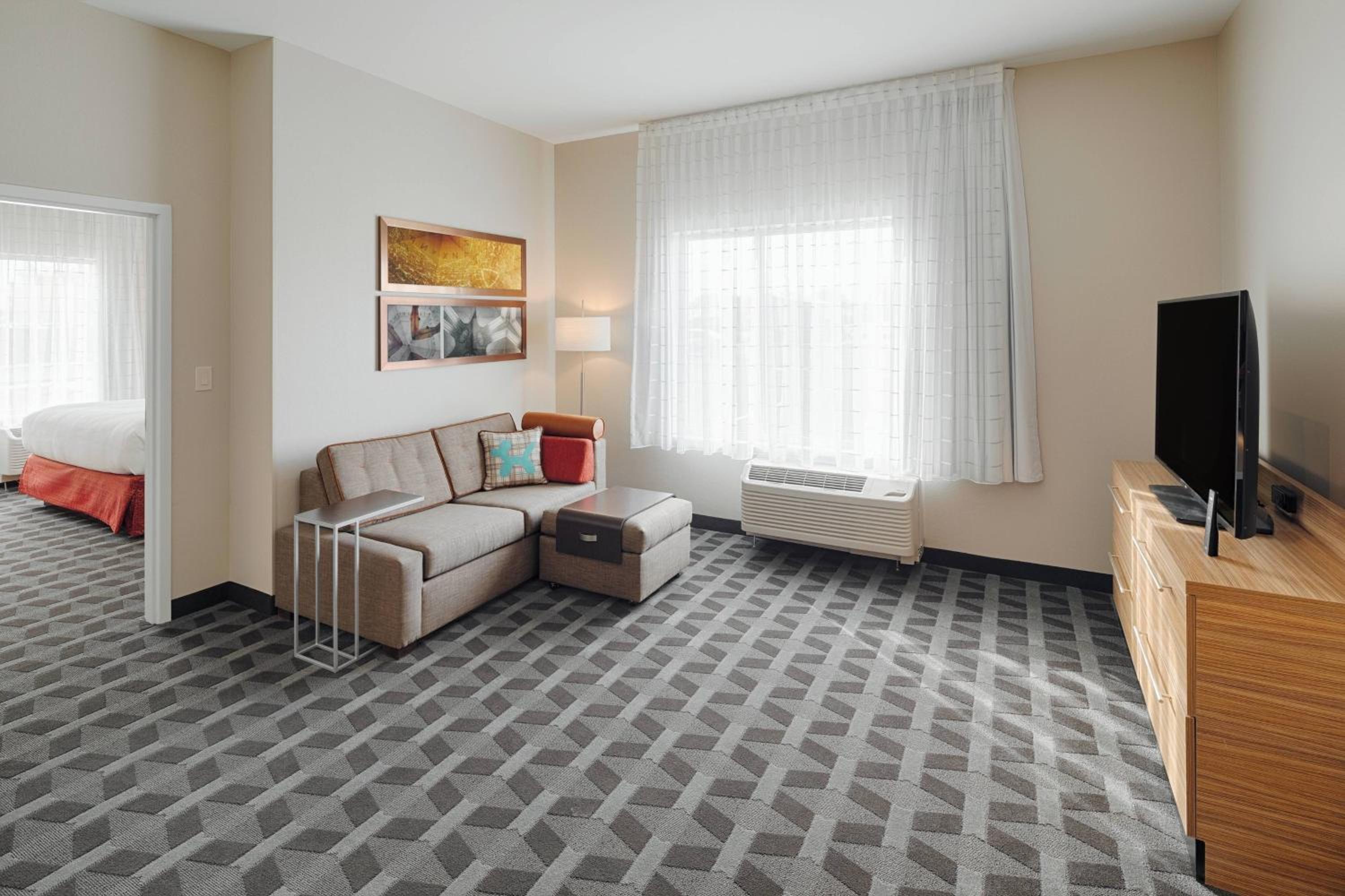 1 Bedroom Suite, 1 King, Sofa bed - Photo 4