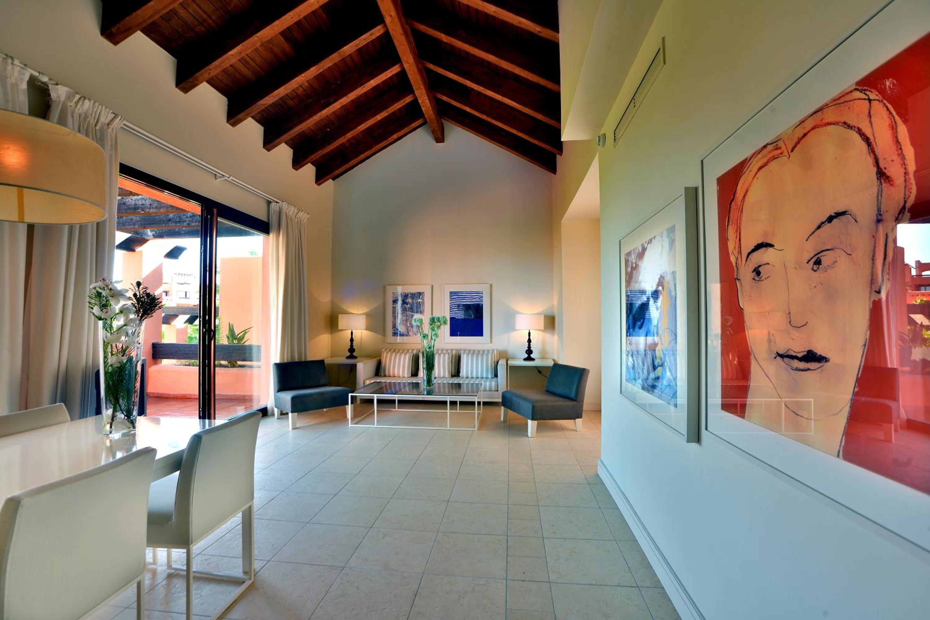 Apartamento de lujo de tres habitaciones con bañera de hidromasaje.