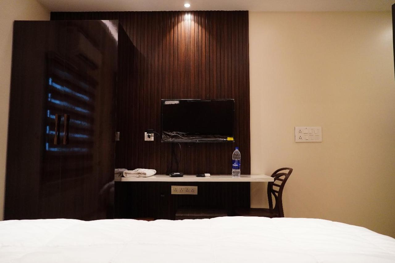 Deluxe Double Room (2 Adults + 1 Child) - Photo 9