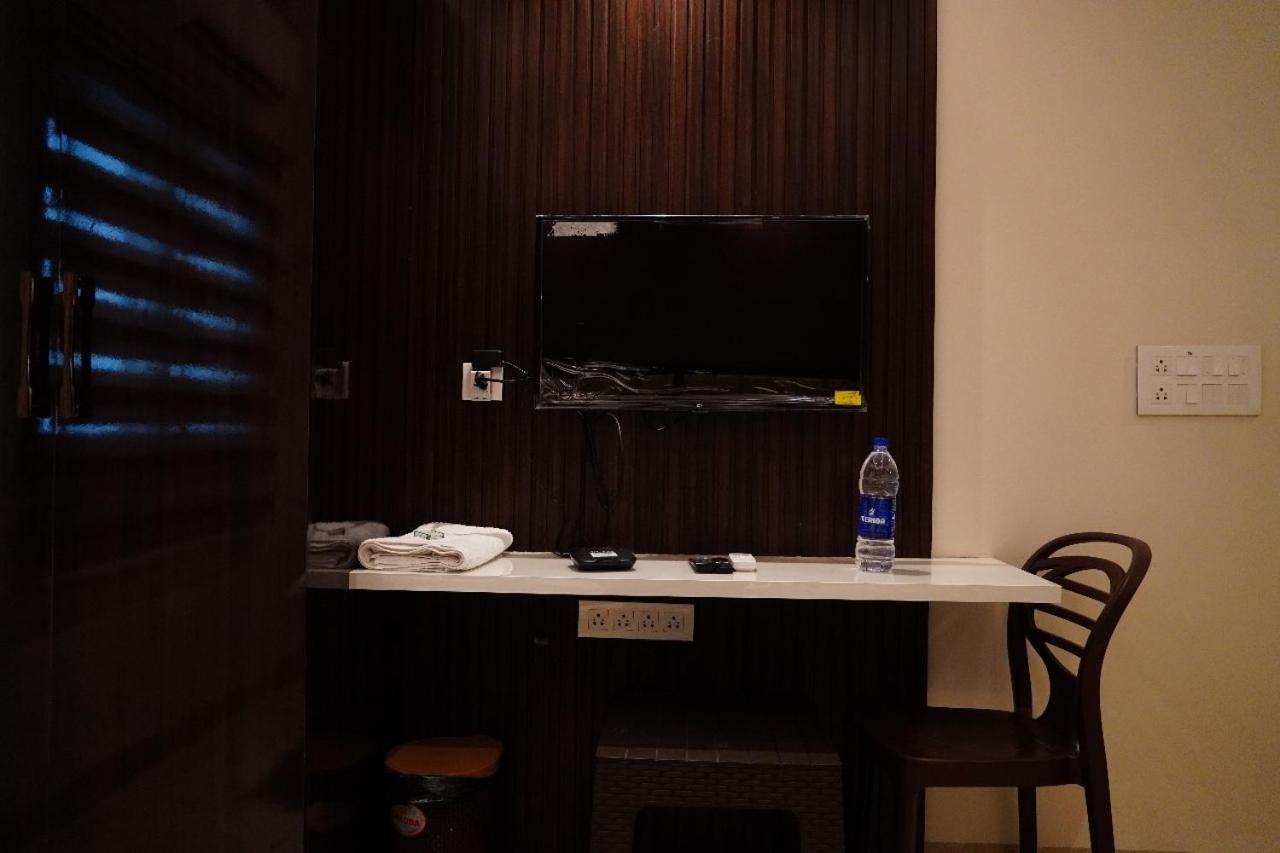 Deluxe Double Room (2 Adults + 1 Child) - Photo 8