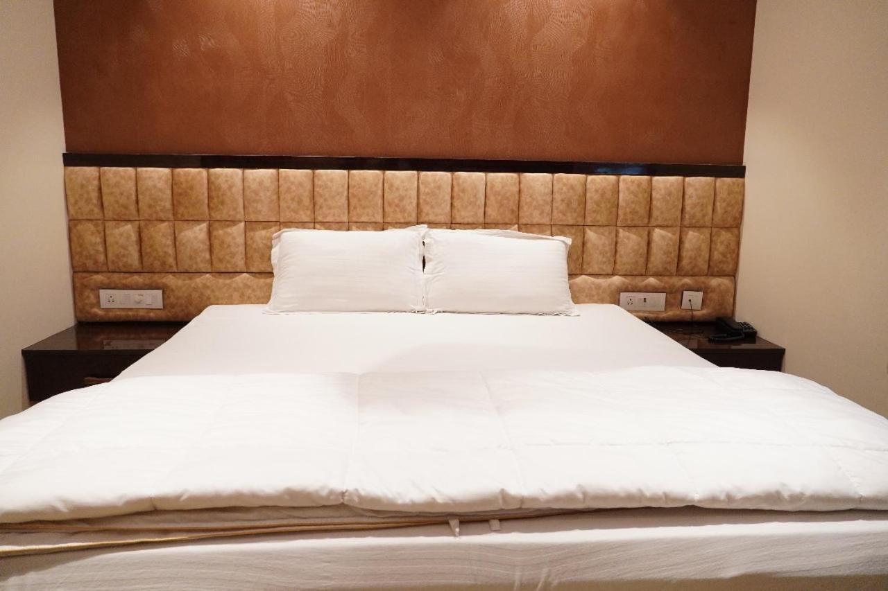 Deluxe Double Room (2 Adults + 1 Child) - Photo 6