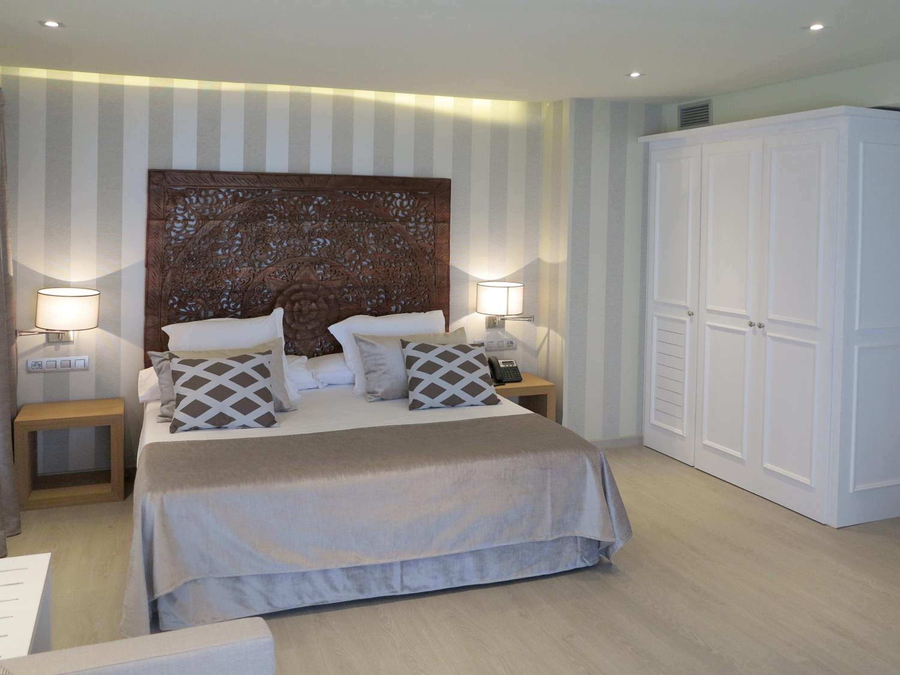 Suite con bañera de hidromasaje y vistas a la ciudad