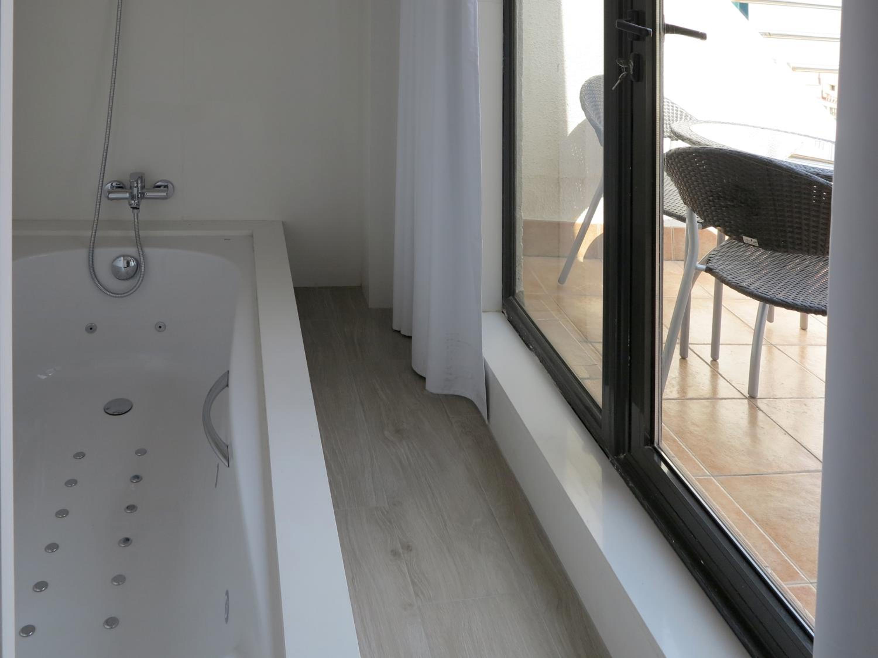 Suite with Spa bath and City View  photo 3