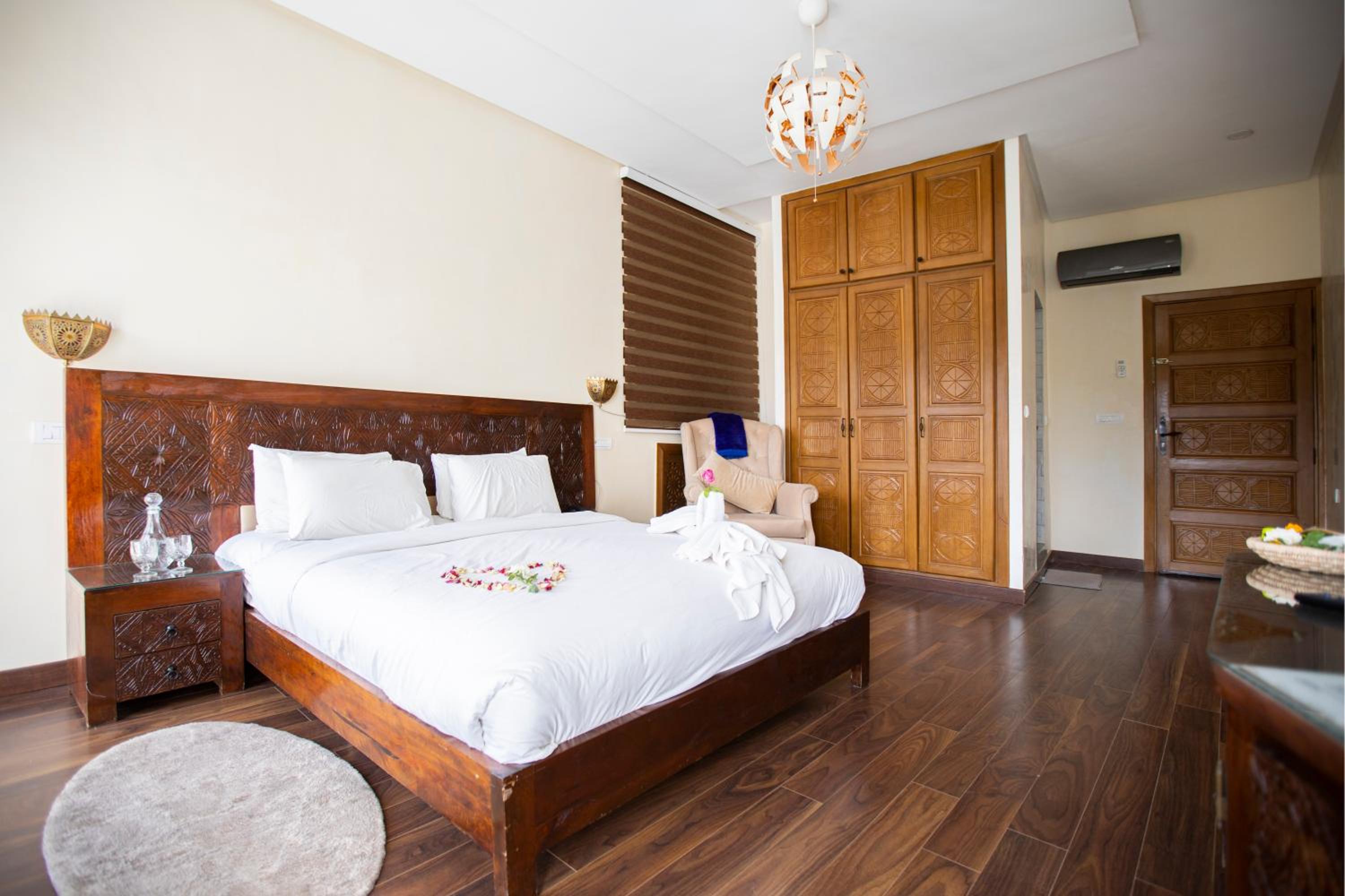 Junior Suite with Pool View - Photo 6